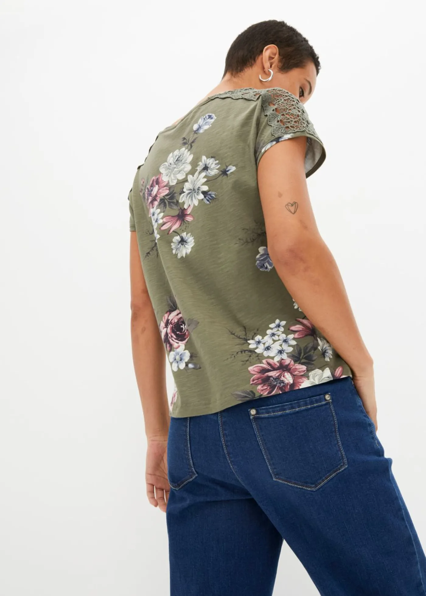 bonprix bonprix Camisetas>Camiseta con encaje estampada Verde oliva de flores