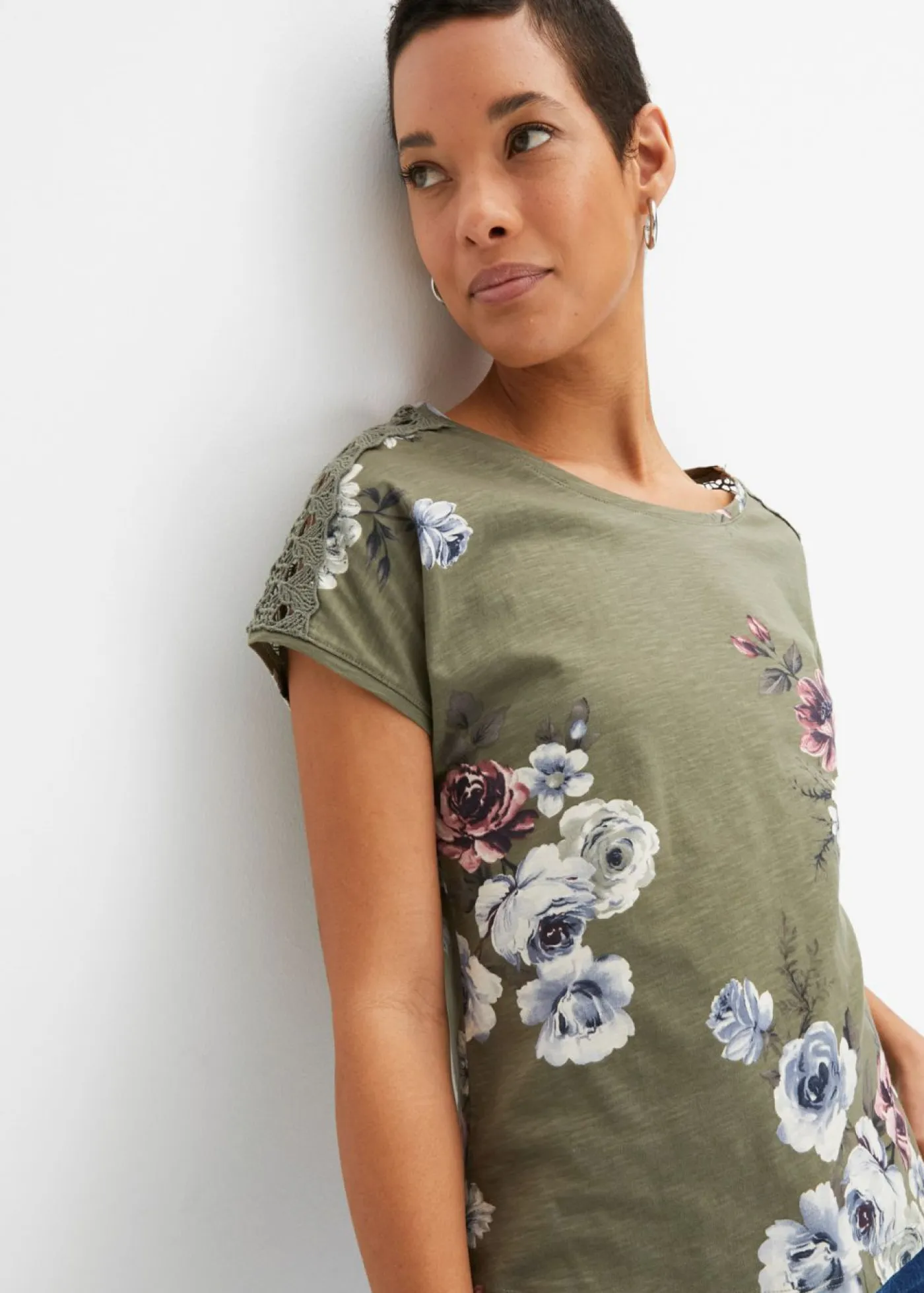 bonprix bonprix Camisetas>Camiseta con encaje estampada Verde oliva de flores