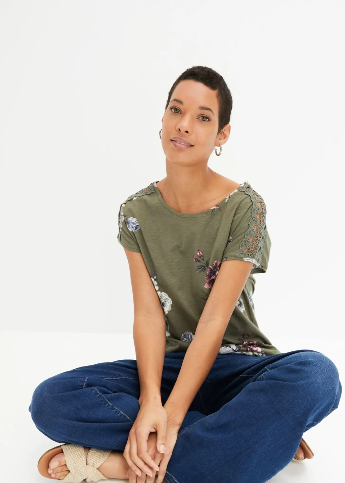 bonprix bonprix Camisetas>Camiseta con encaje estampada Verde oliva de flores