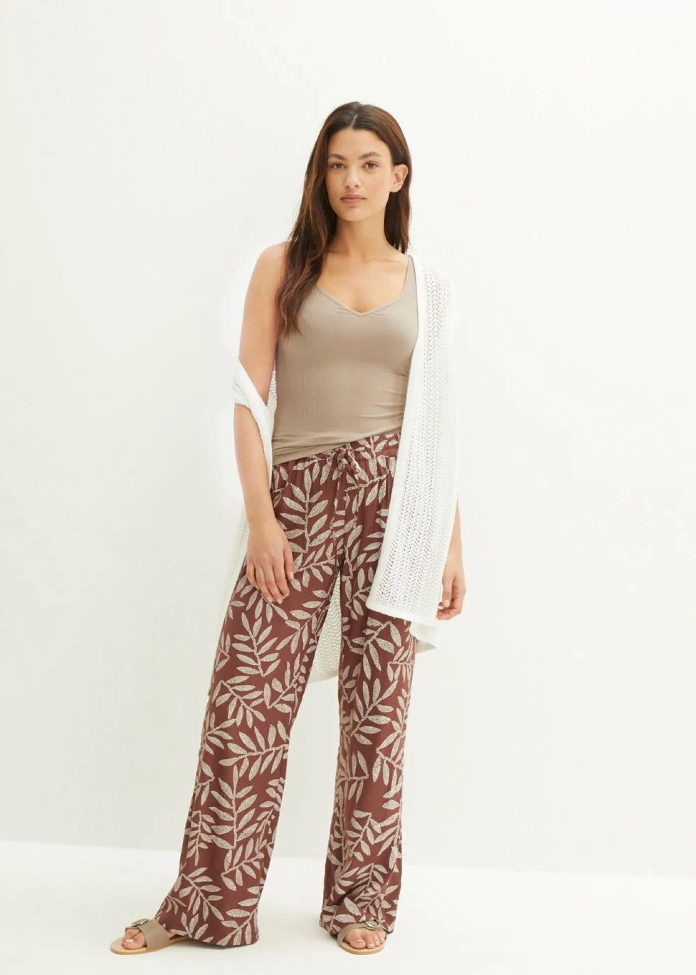 bonprix bonprix Básicos|Camisetas>Camiseta con escote en forma de corazón Marrón grisáceo