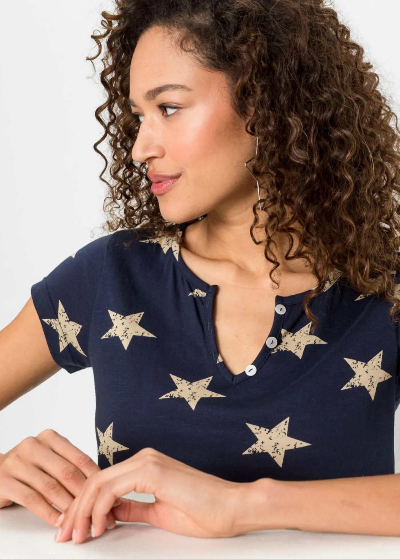 bonprix bonprix Camisetas>Camiseta con estampado de estrellas y algodón puro Azul marino/beige estampado