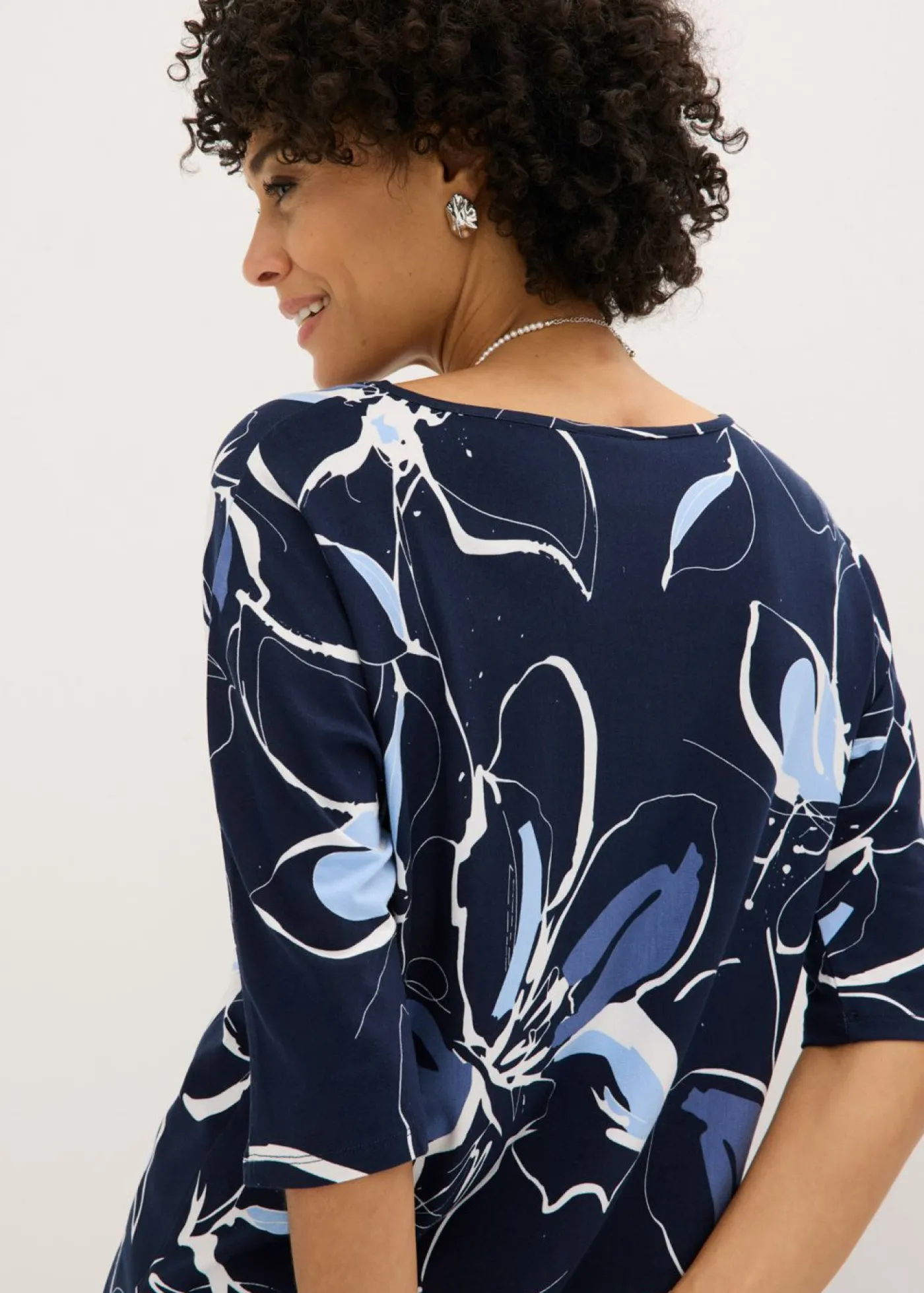 bonprix bonprix Camisetas|Novedades>Camiseta con estampado de flores Azul marino-blanco lana de flores