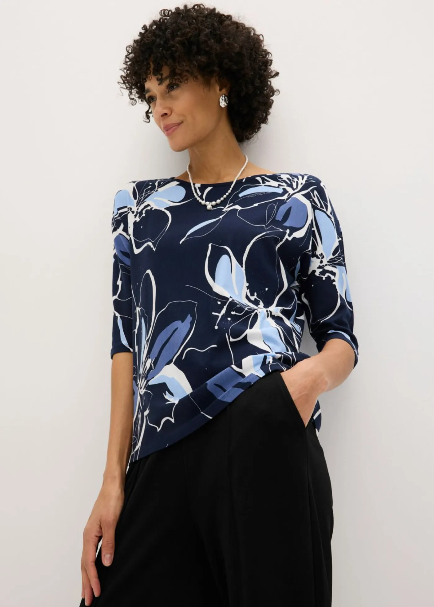 bonprix bonprix Camisetas|Novedades>Camiseta con estampado de flores Azul marino-blanco lana de flores