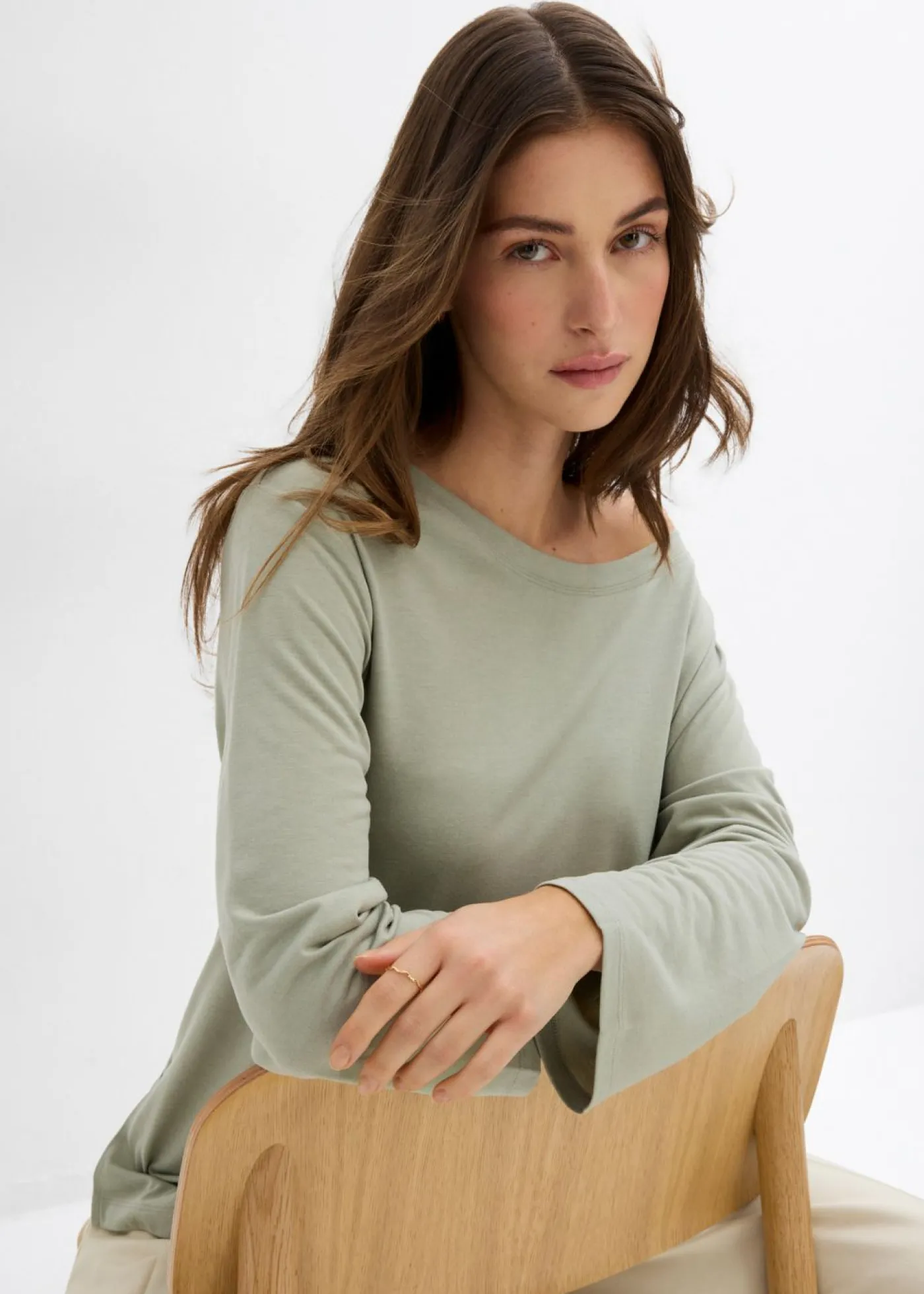 bonprix bonprix Esenciales|Camisetas>Camiseta con hombros descubiertos de suave mezcla de modal Verde alga