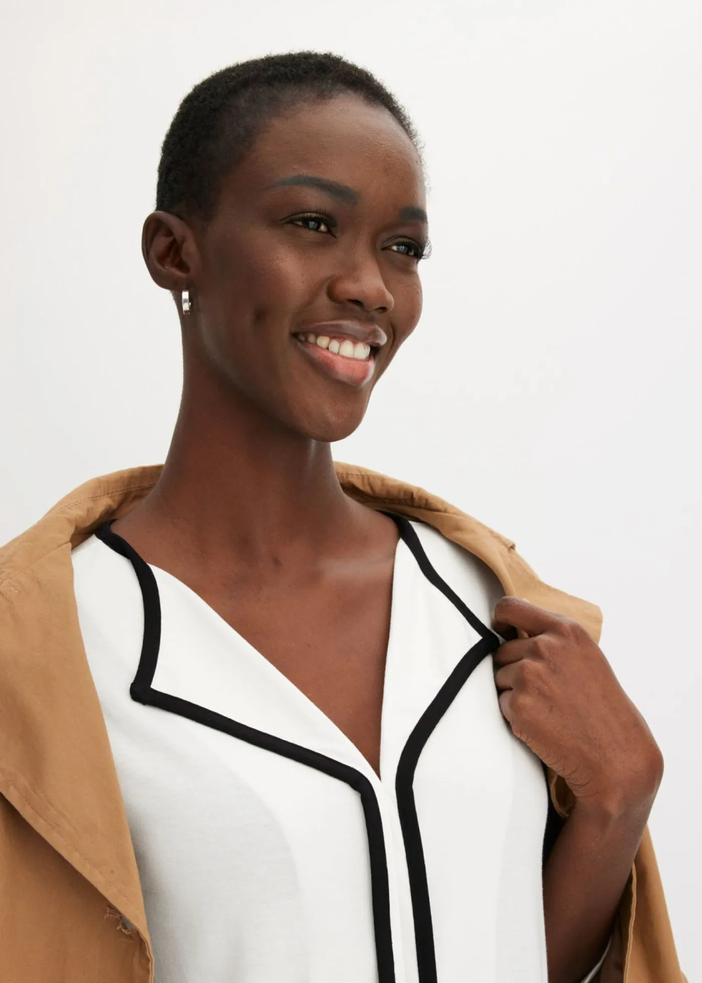 bonprix bonprix Camisetas>Camiseta con panel en contraste Blanco lana-negro