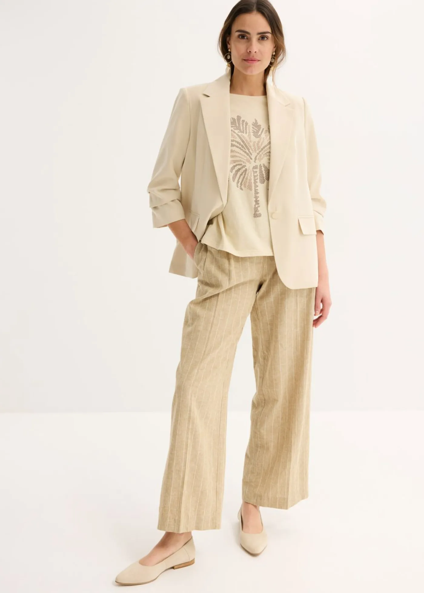 bonprix bonprix Camisetas>Camiseta de algodón con aplicación de tachuelas Arena claro