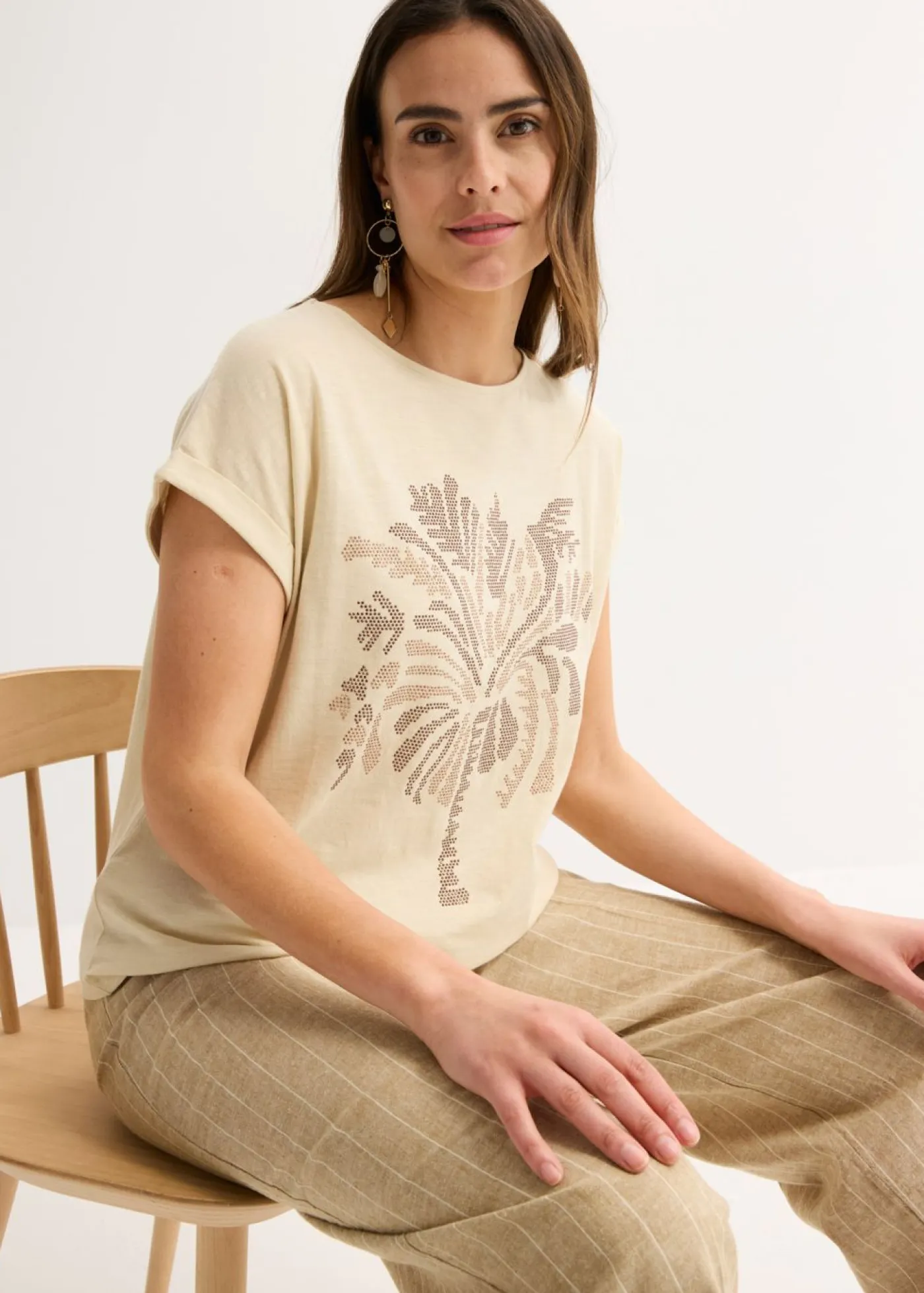 bonprix bonprix Camisetas>Camiseta de algodón con aplicación de tachuelas Arena claro