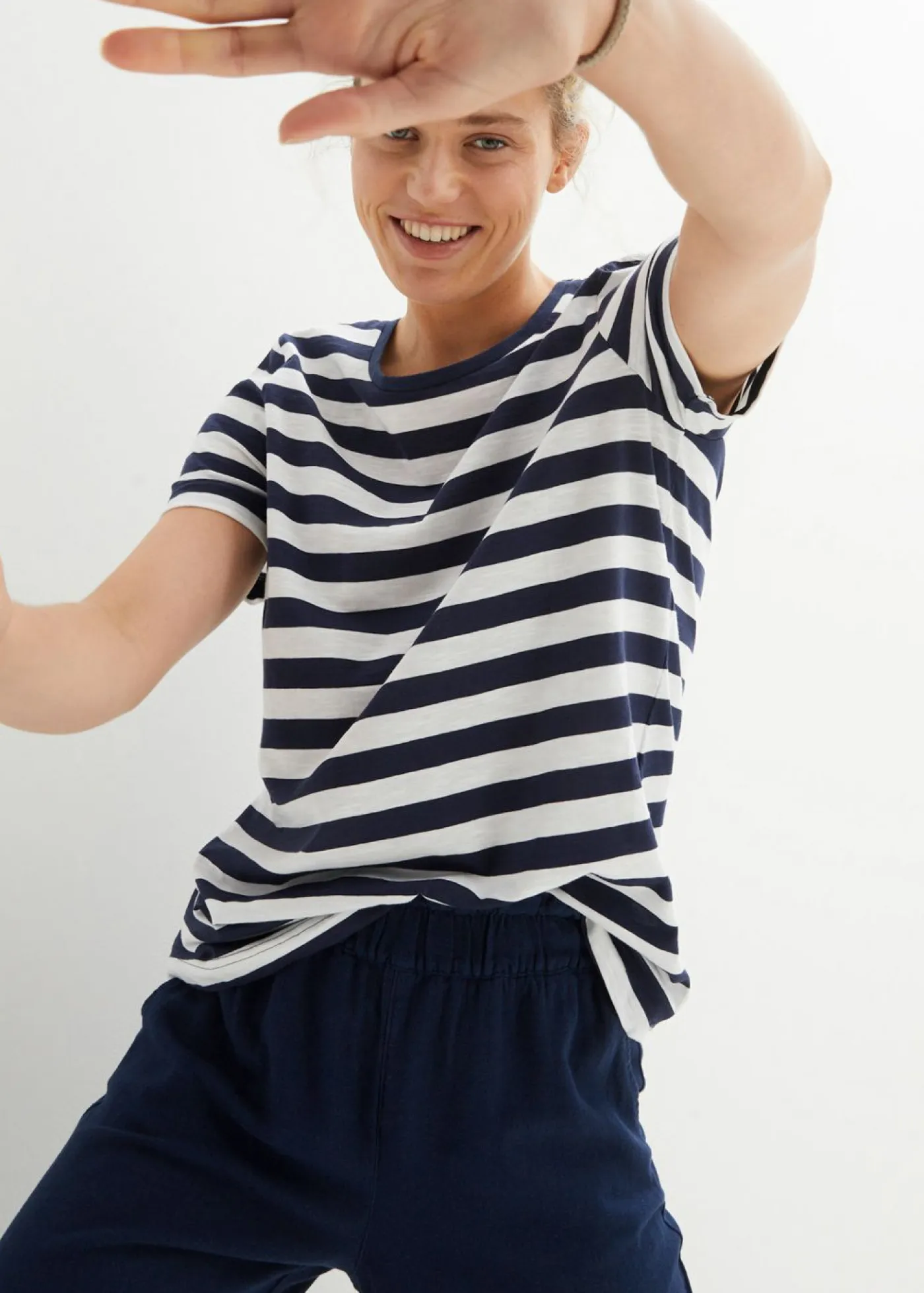 bonprix bonprix Básicos|Camisetas>Camiseta de algodón con cuello redondo (2 unidades) Blanco-azul marino con rayas