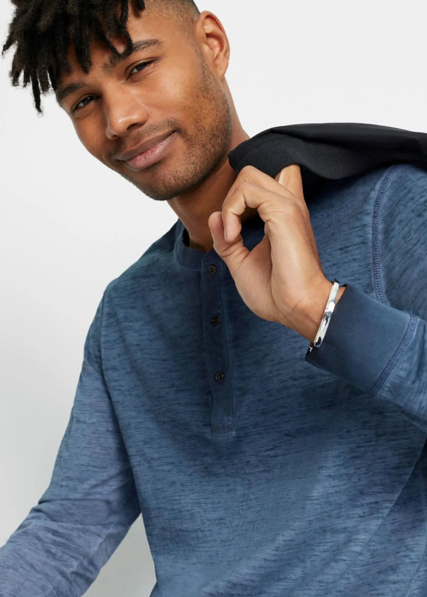 Hombre bonprix bonprix Camiseta de algodón orgánico con manga larga, cuello henley y aspecto desgastado