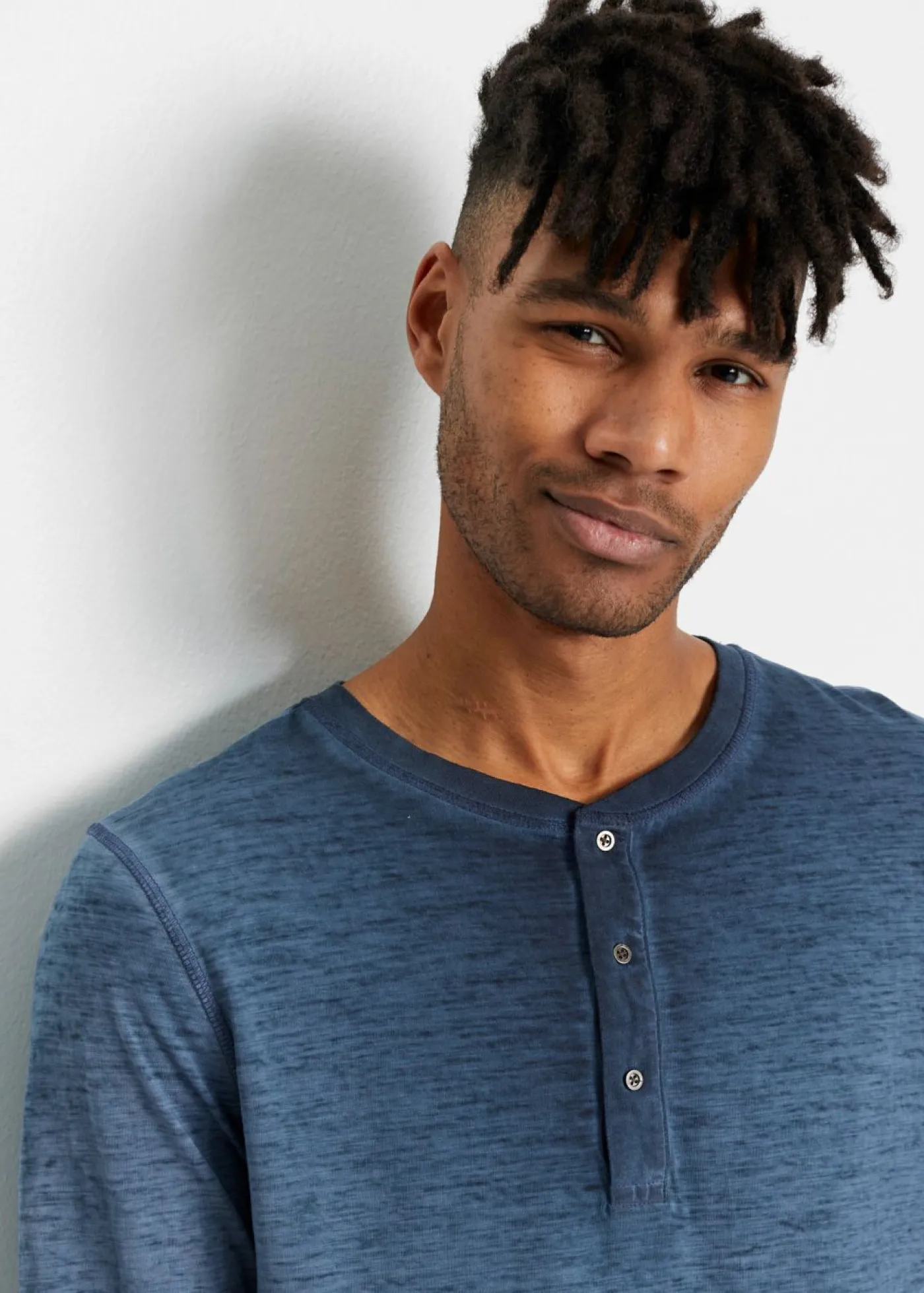 Hombre bonprix bonprix Camiseta de algodón orgánico con manga larga, cuello henley y aspecto desgastado