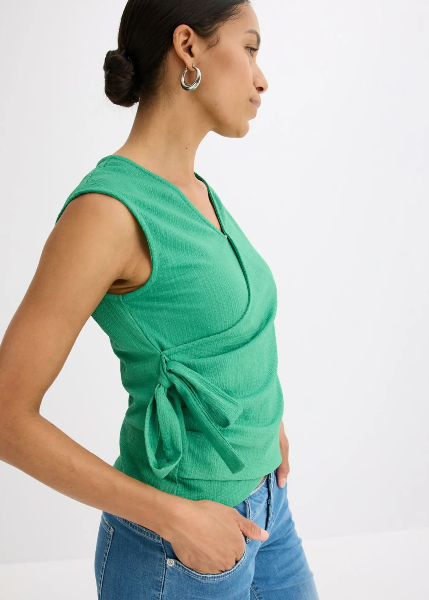 bonprix bonprix Camisetas>Camiseta de crepé de punto con aspecto cruzado verde gema