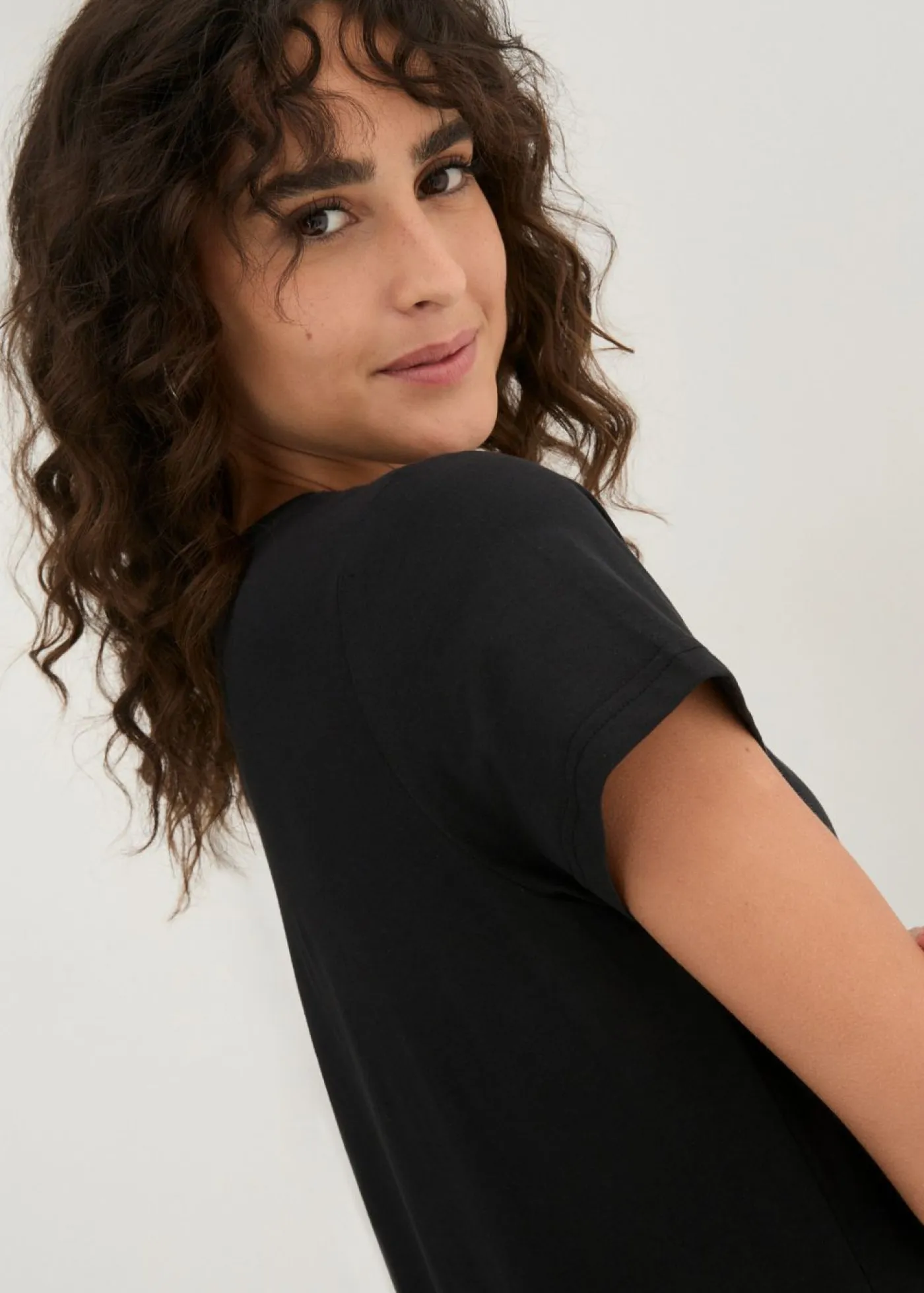 bonprix bonprix Básicos|Camisetas>Camiseta de cuello redondo y manga corta (5 unidades) Negro + negro + negro + blanco + blanco