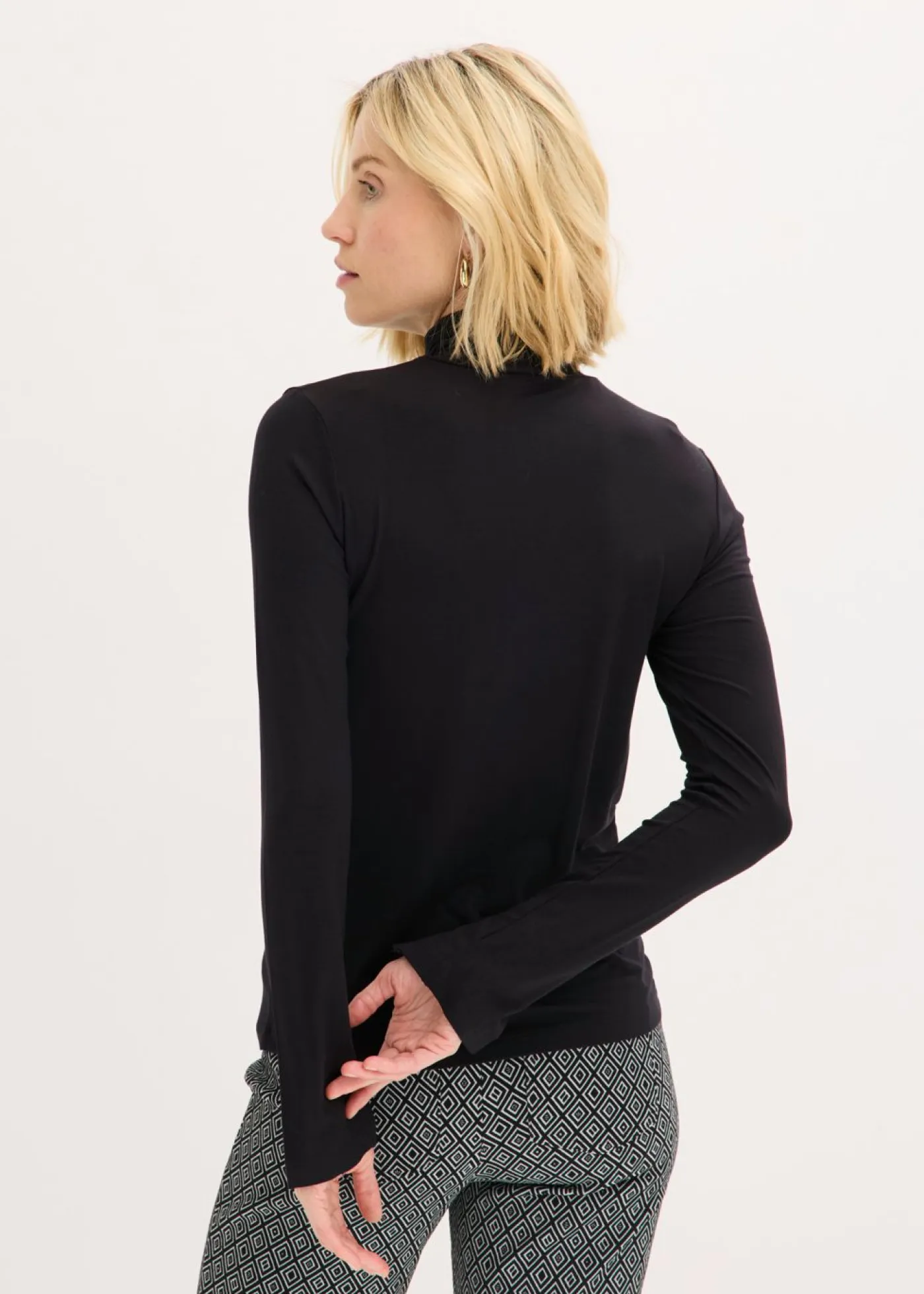 bonprix bonprix Camisetas>Camiseta de cuello vuelto con botones decorativos Negro