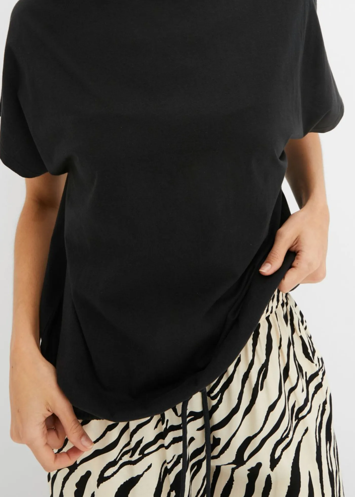 bonprix bonprix Camisetas>Camiseta de mezcla de algodón y viscosa con detalle de lazo en el dobladillo Negro