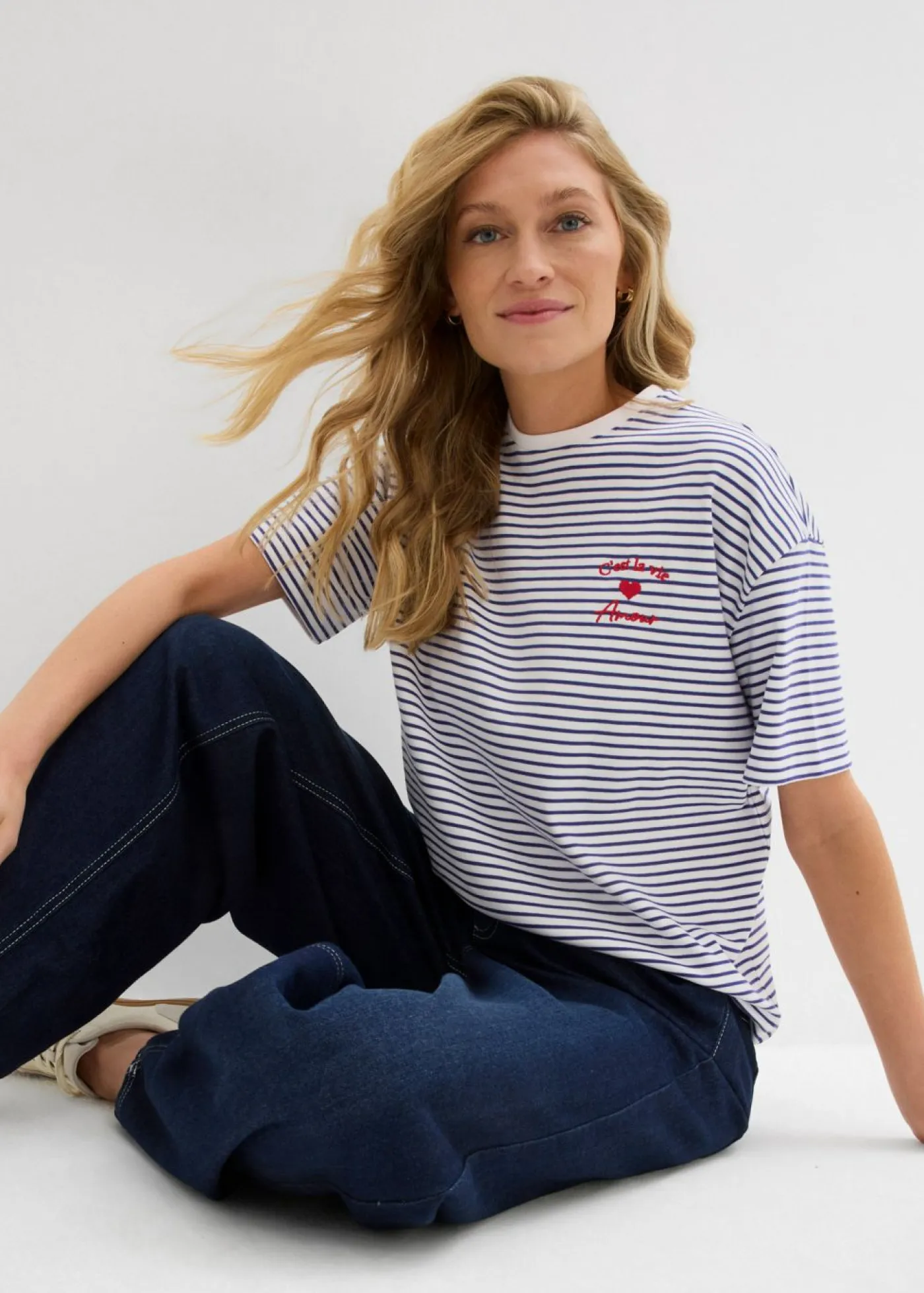 bonprix bonprix Camisetas>Camiseta de rayas con bordado azul marino-blanco con rayas