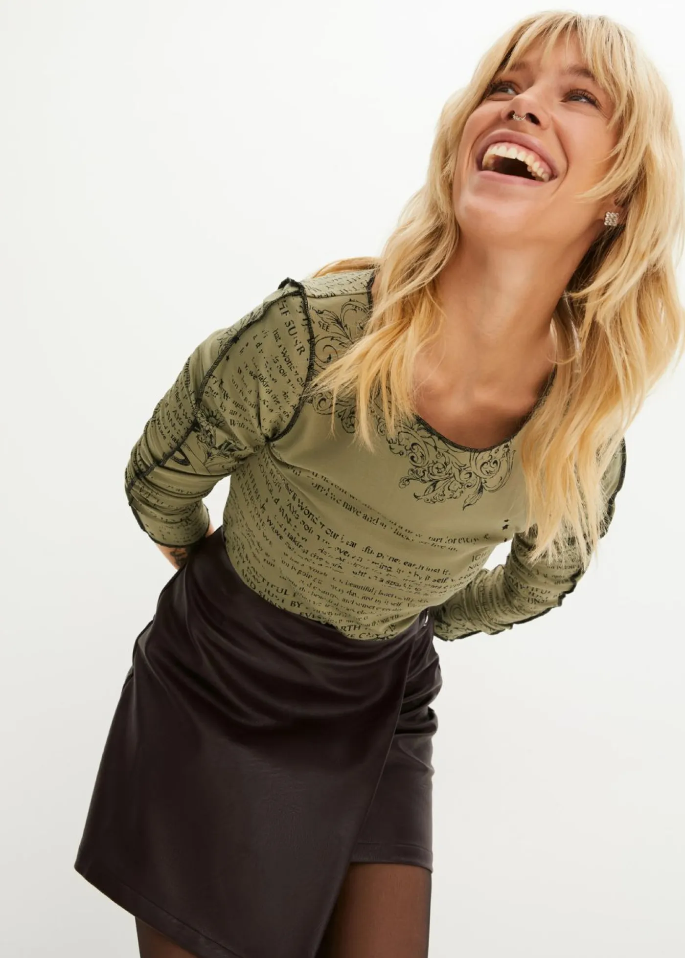 bonprix bonprix Camisetas>Camiseta de suave viscosa con manga larga Verde oliva-negro estampado