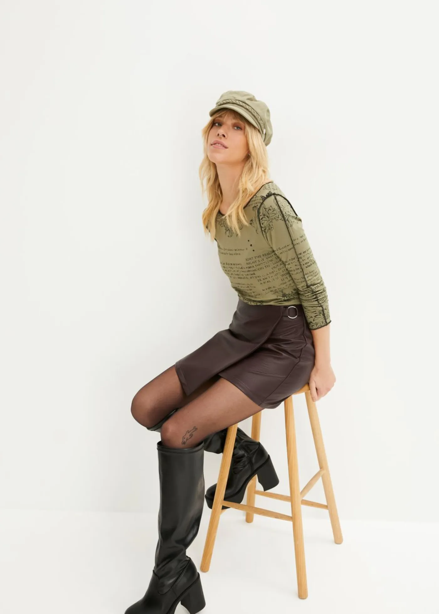 bonprix bonprix Camisetas>Camiseta de suave viscosa con manga larga Verde oliva-negro estampado