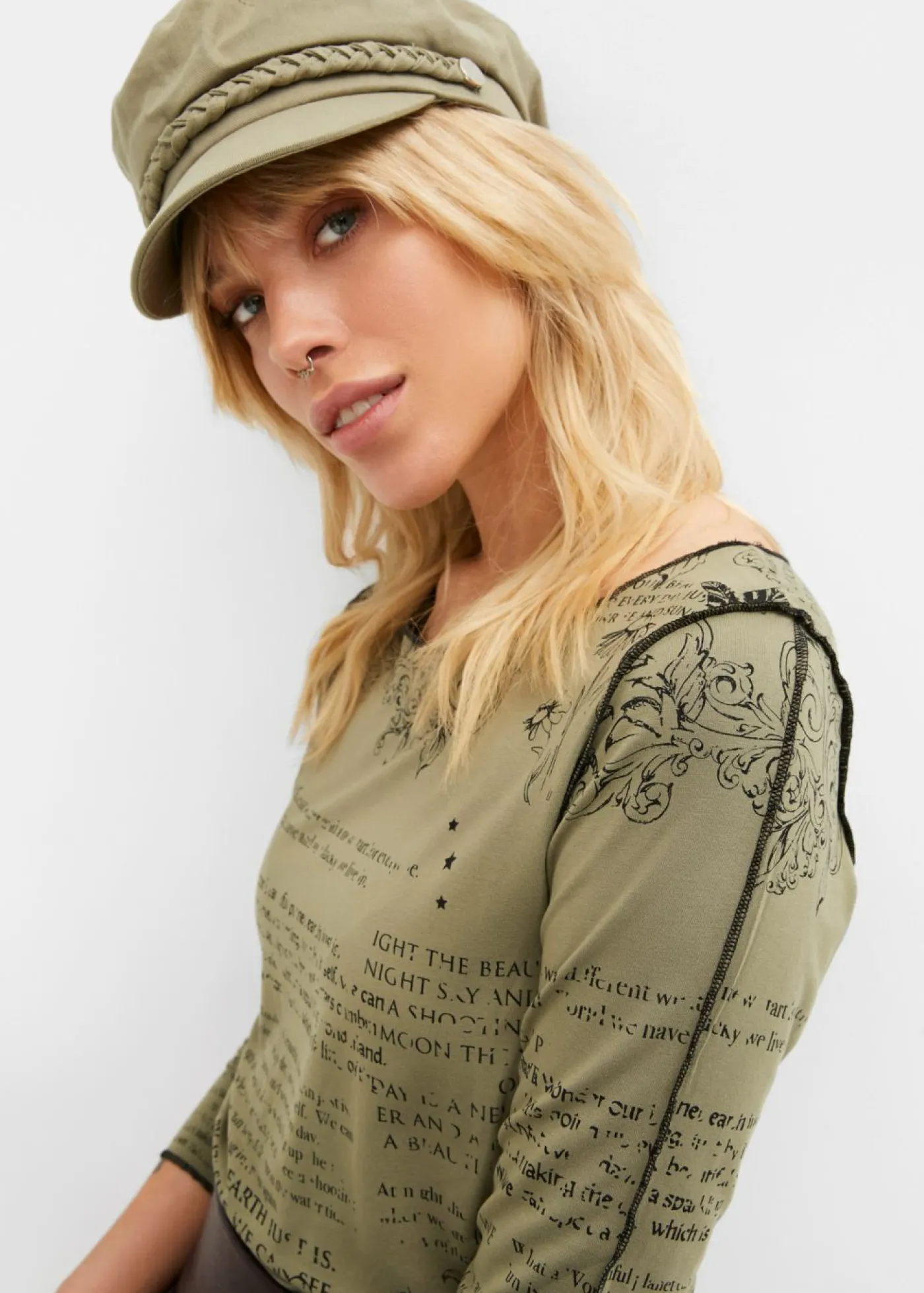 bonprix bonprix Camisetas>Camiseta de suave viscosa con manga larga Verde oliva-negro estampado