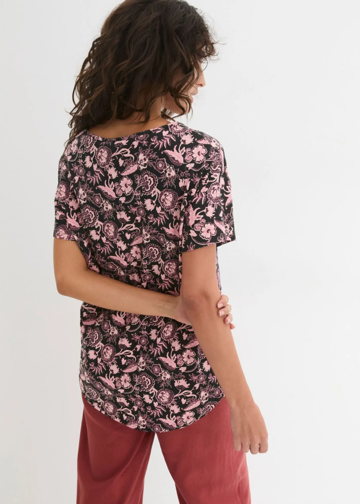 bonprix bonprix Camisetas>Camiseta holgada de hilo flameado de algodón orgánico con dobladillo redondeado Negro-rosa pálido de flores