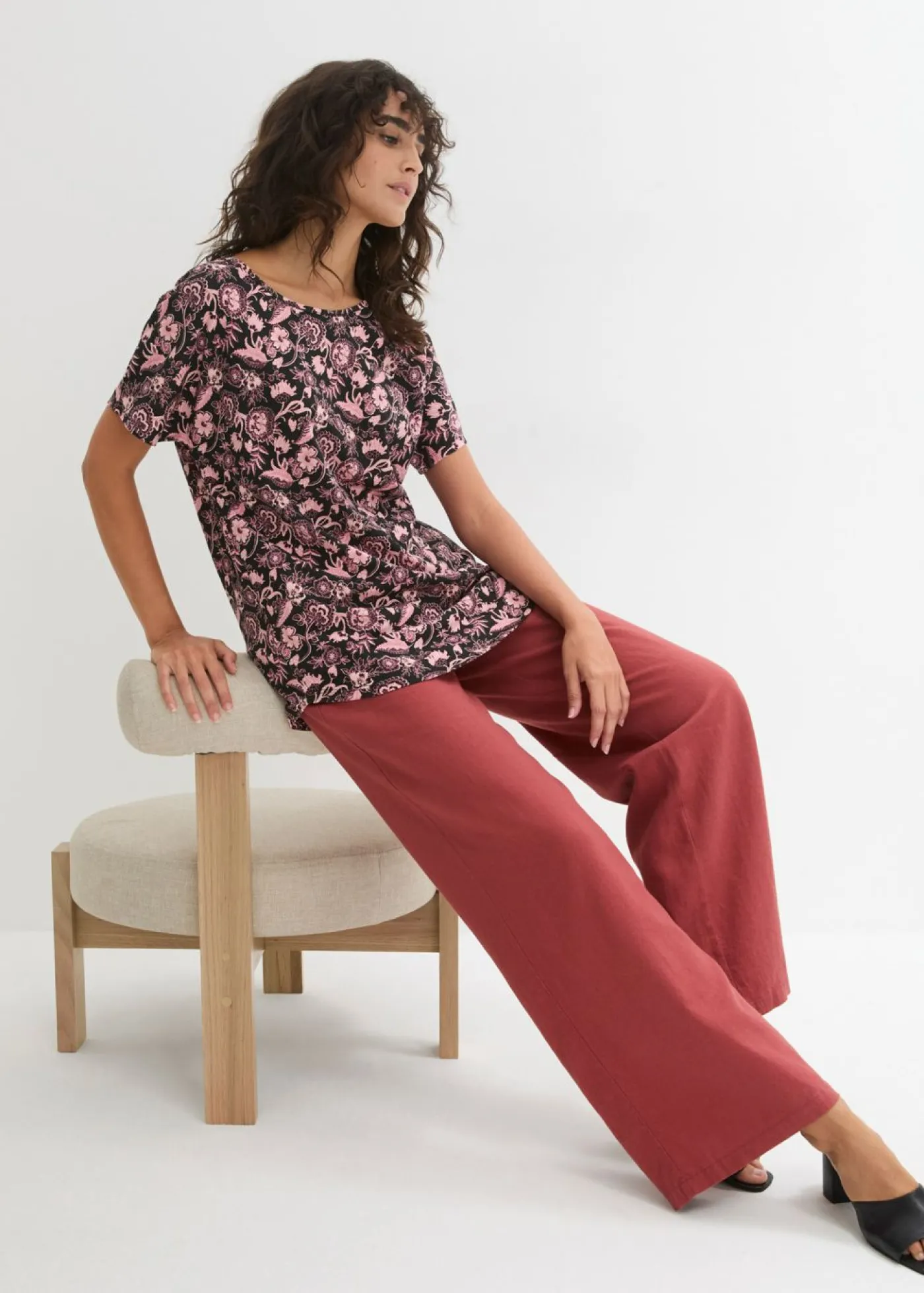 bonprix bonprix Camisetas>Camiseta holgada de hilo flameado de algodón orgánico con dobladillo redondeado Negro-rosa pálido de flores