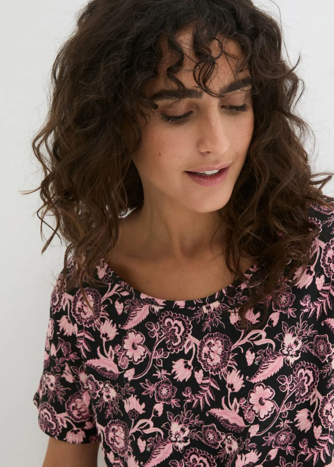 bonprix bonprix Camisetas>Camiseta holgada de hilo flameado de algodón orgánico con dobladillo redondeado Negro-rosa pálido de flores