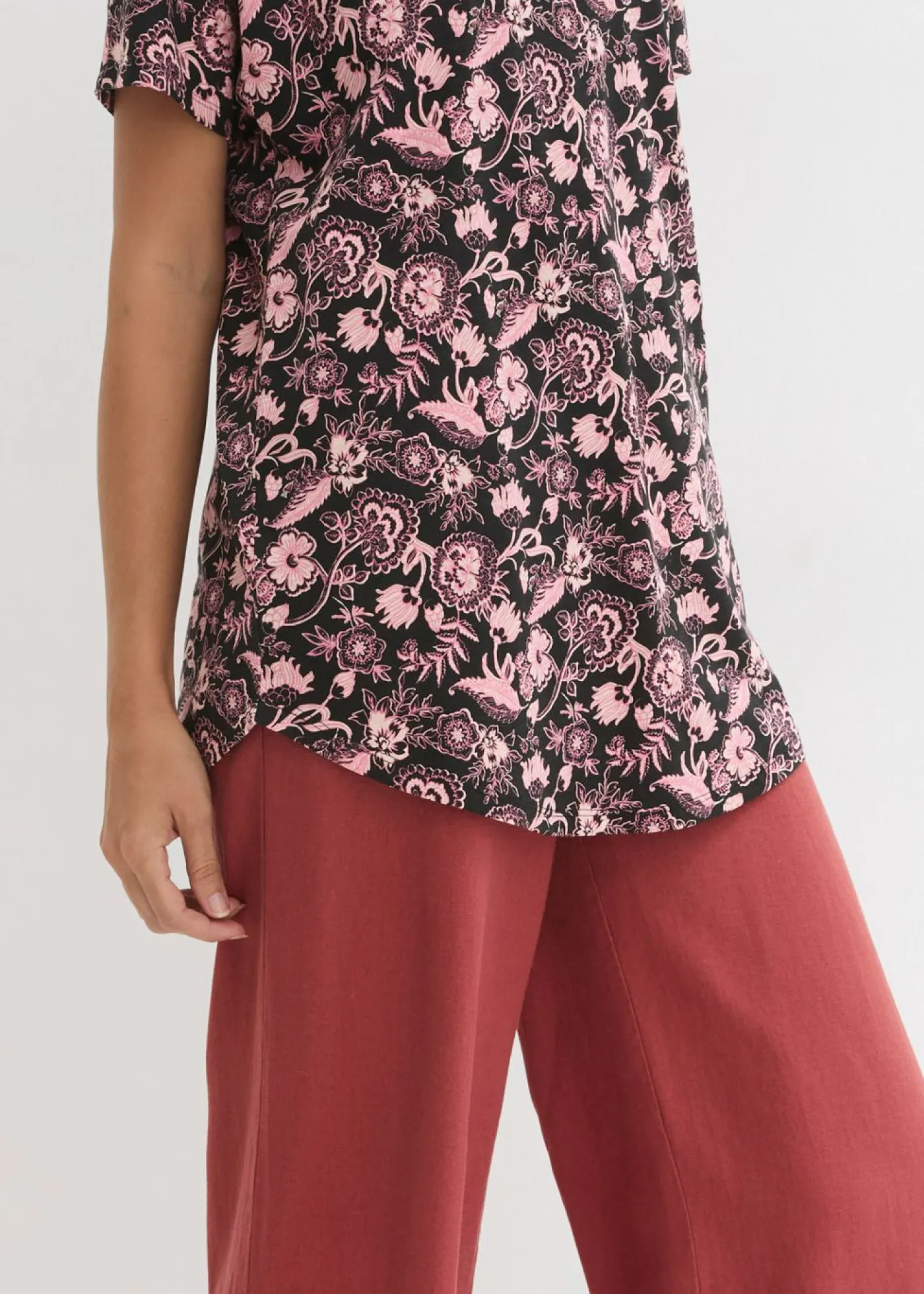 bonprix bonprix Camisetas>Camiseta holgada de hilo flameado de algodón orgánico con dobladillo redondeado Negro-rosa pálido de flores