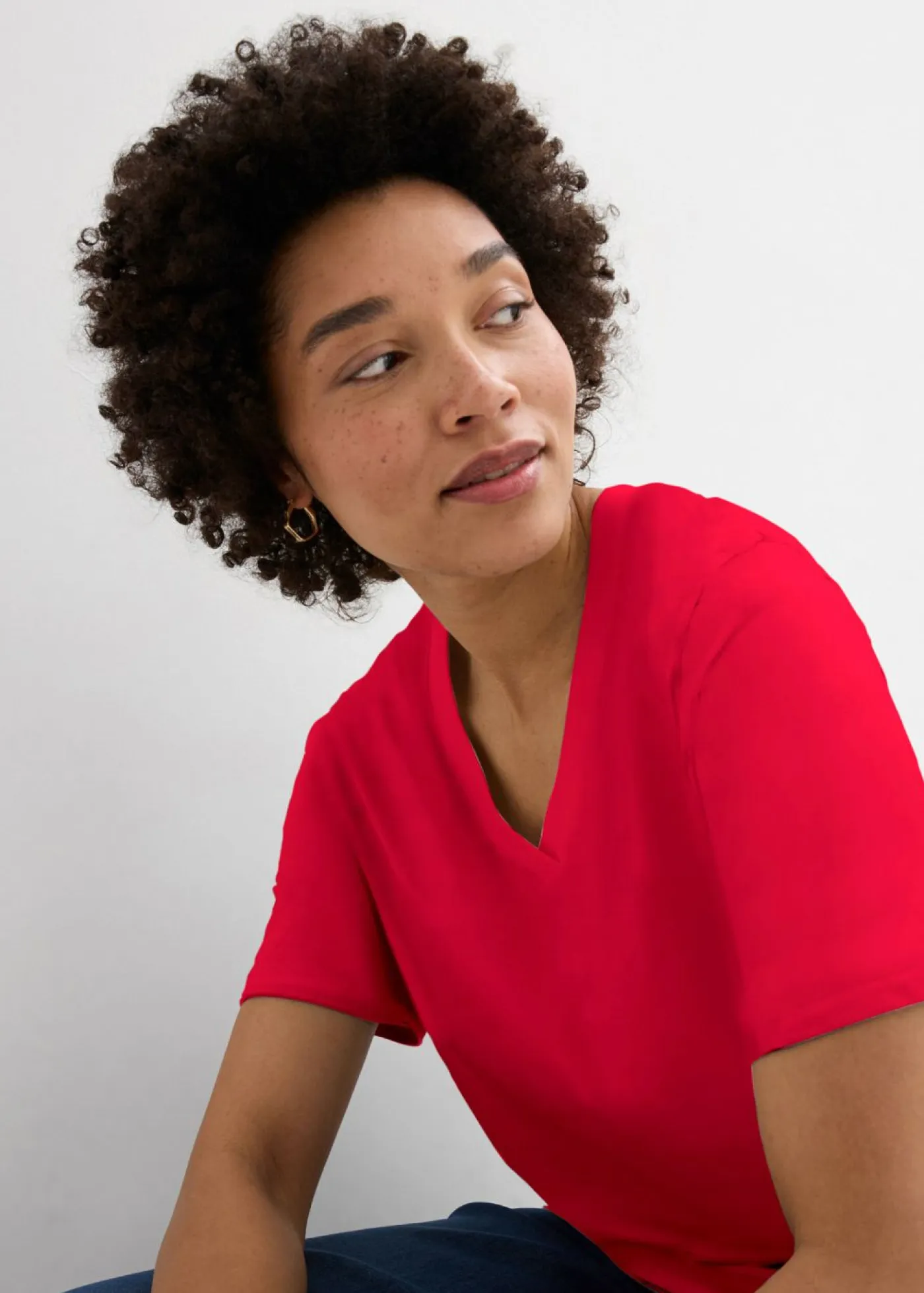 bonprix bonprix Básicos|Camisetas>Camiseta larga ancha con cuello en V, manga corta (5 unidades) Blanco/azul marino de rayas + rojo lava + azul claro