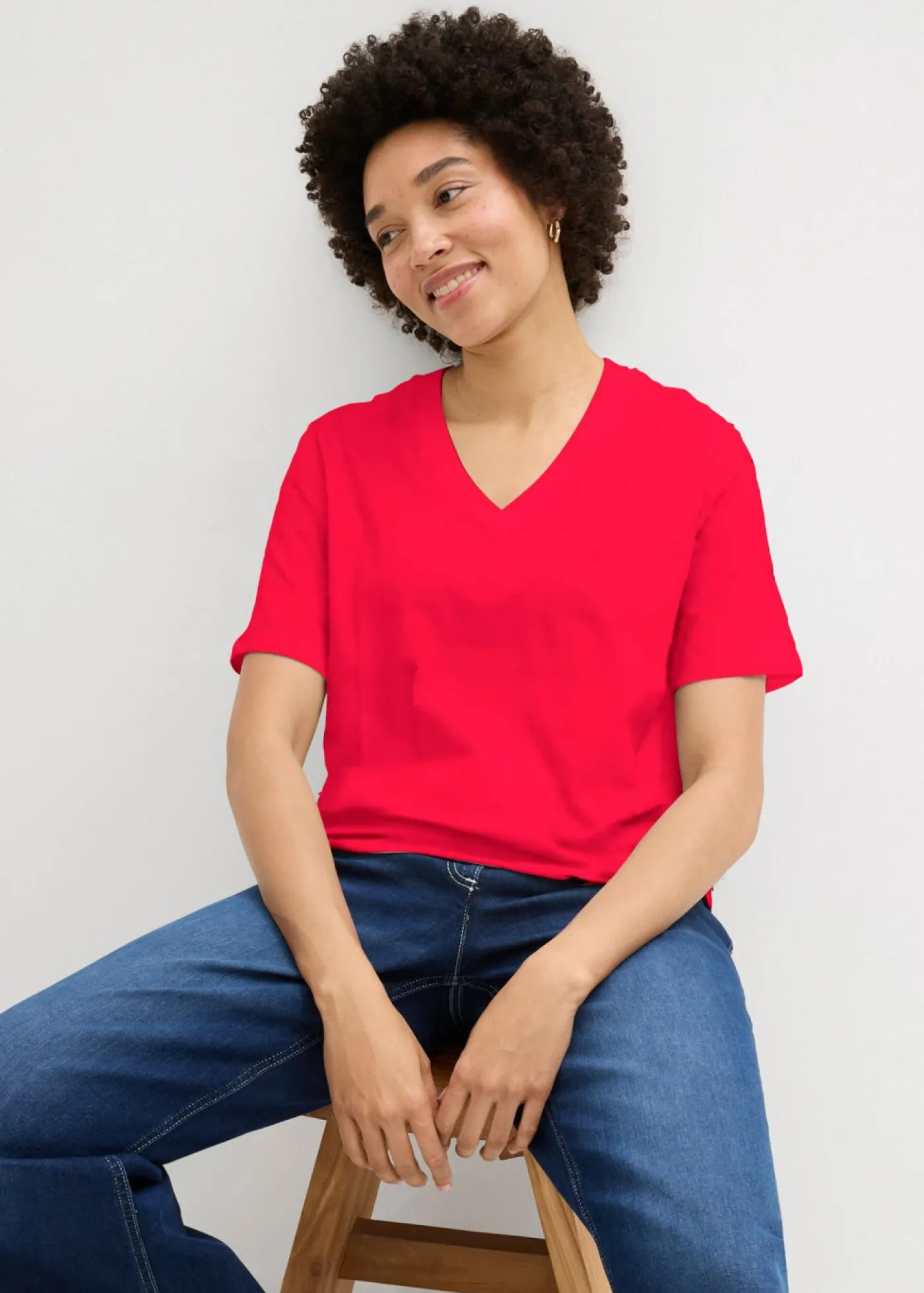 bonprix bonprix Básicos|Camisetas>Camiseta larga ancha con cuello en V, manga corta (5 unidades) Blanco/azul marino de rayas + rojo lava + azul claro