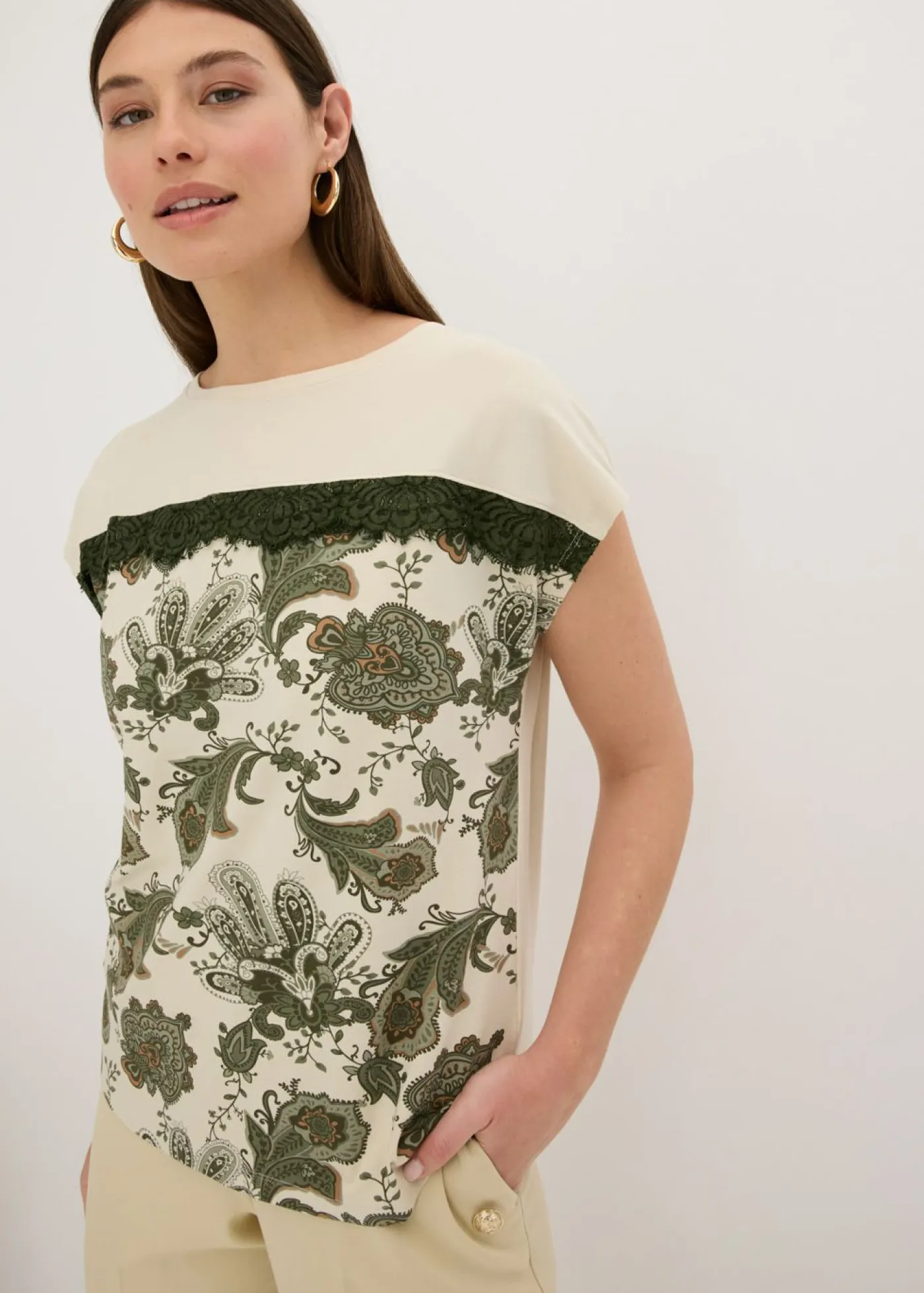 bonprix bonprix Camisetas>Camiseta oversize con cinta de encaje crudo-verde oliva