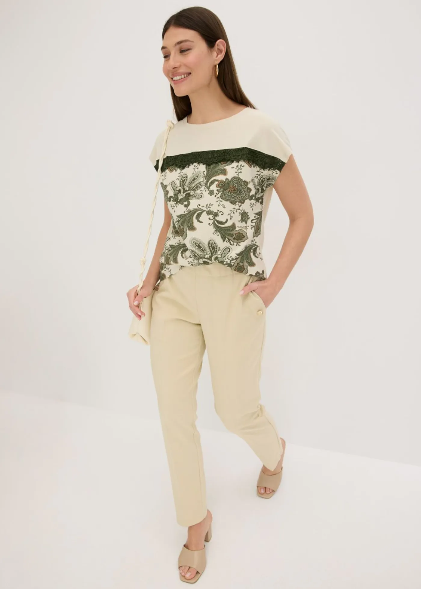 bonprix bonprix Camisetas>Camiseta oversize con cinta de encaje crudo-verde oliva