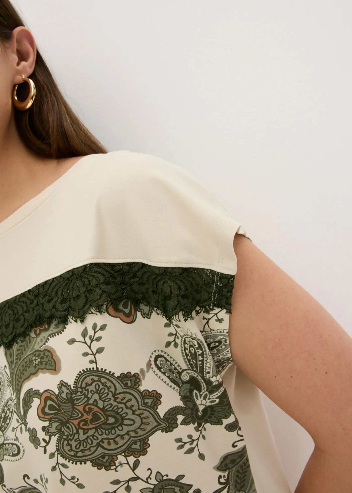 bonprix bonprix Camisetas>Camiseta oversize con cinta de encaje crudo-verde oliva