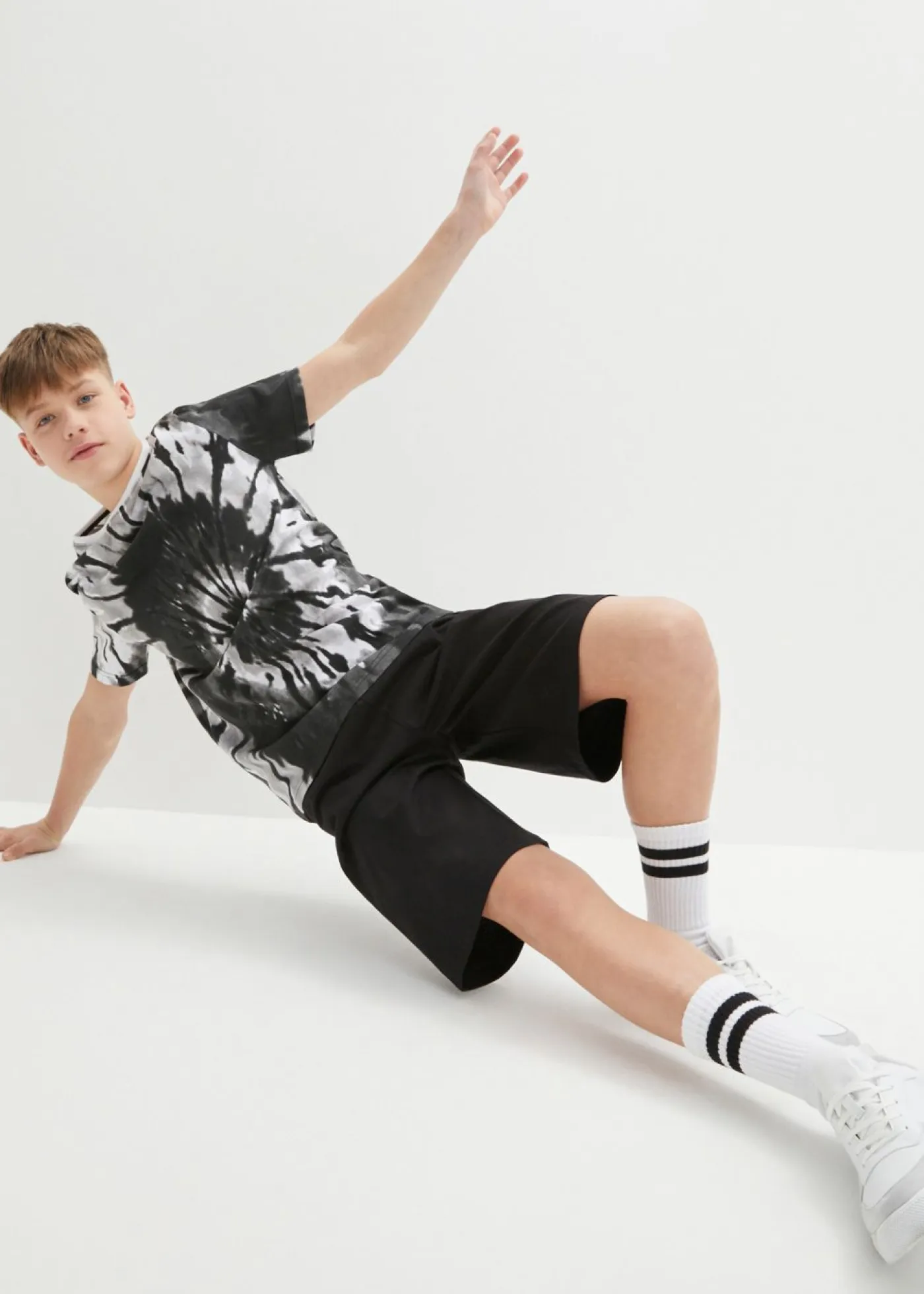 Niños bonprix bonprix Camiseta y pantalón corto para niños (2 piezas)