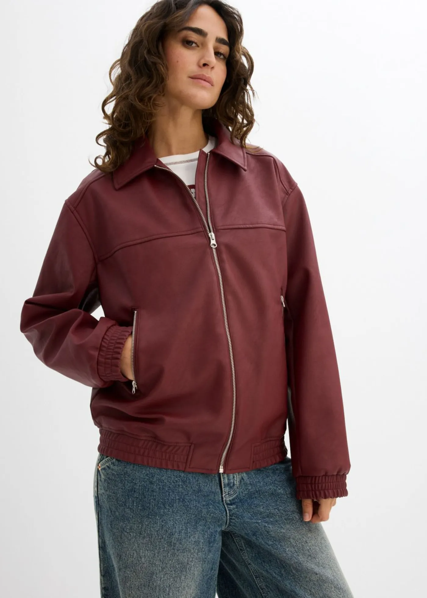 bonprix bonprix Chaquetas Y Abrigos>Cazadora holgada de piel sintética Rojo rubí