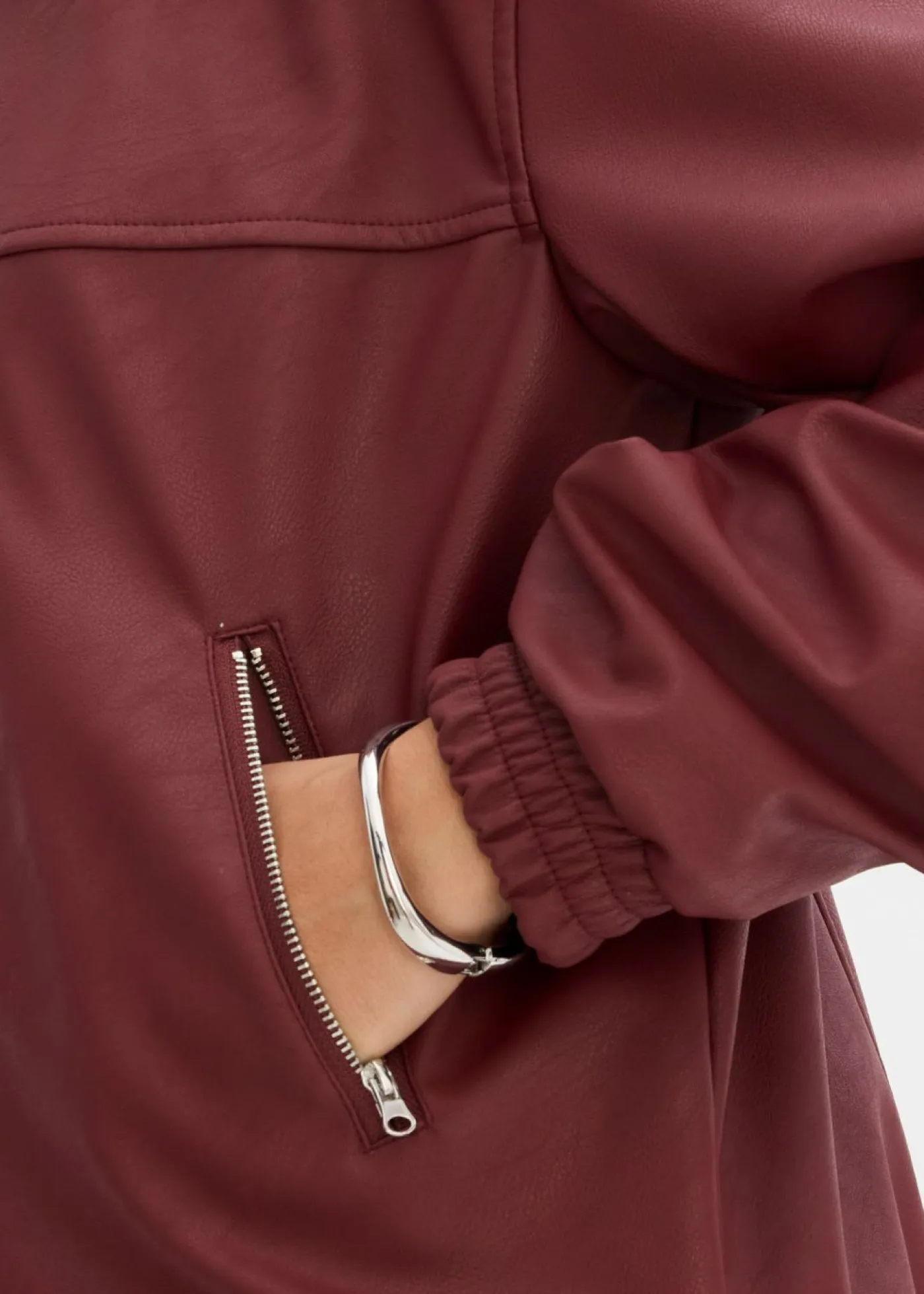 bonprix bonprix Chaquetas Y Abrigos>Cazadora holgada de piel sintética Rojo rubí