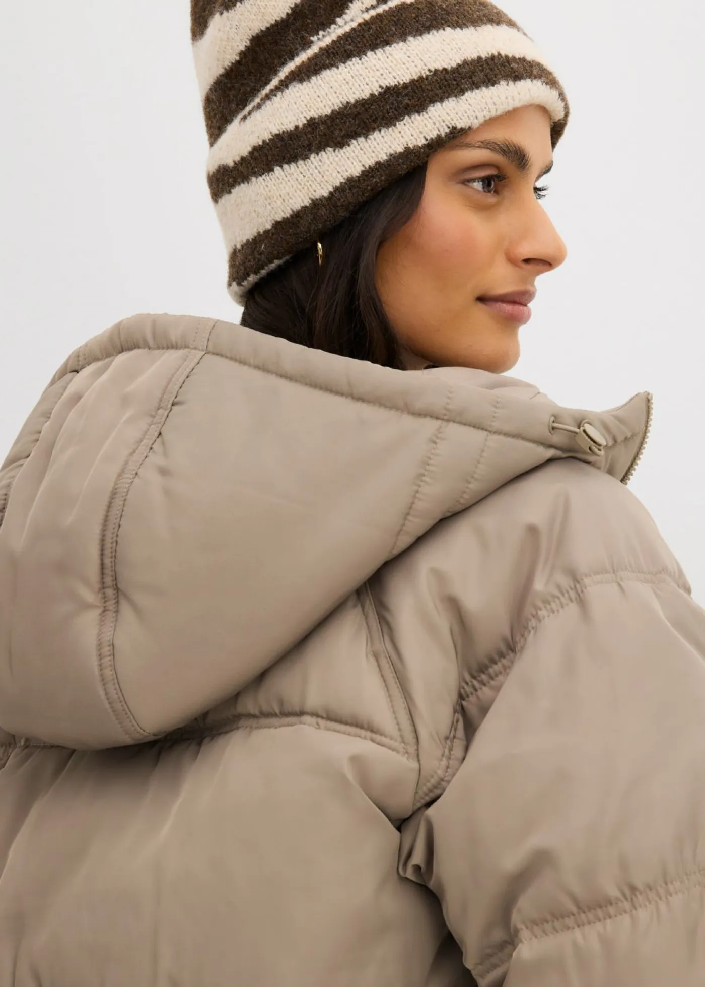 bonprix bonprix Chaquetas Y Abrigos>Chaqueta acolchada con corte holgado Verde oliva claro