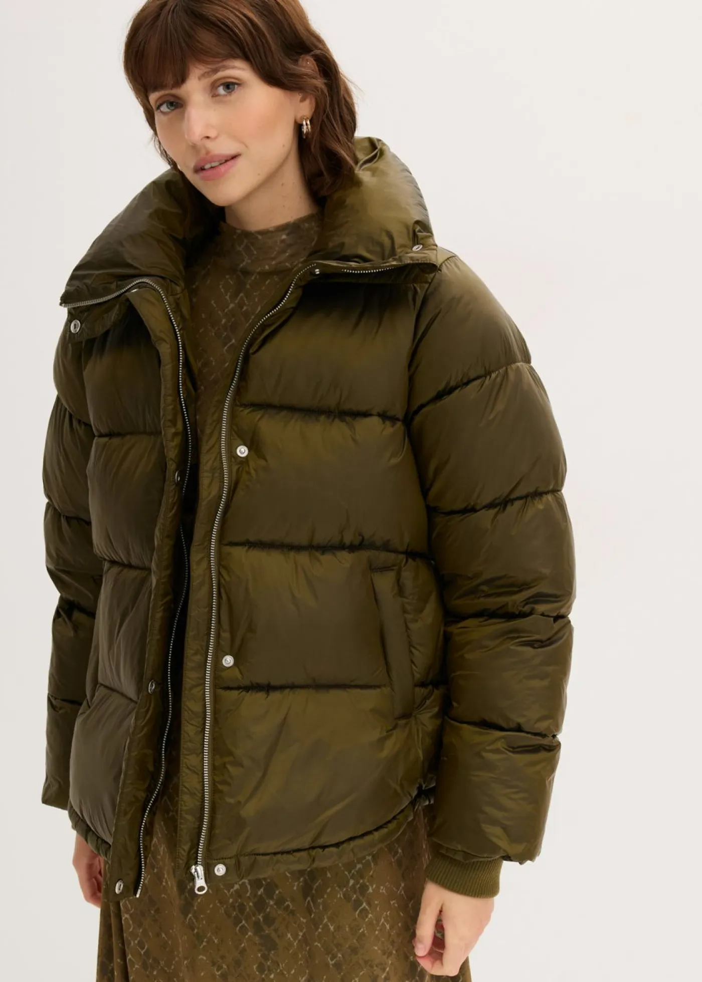 bonprix bonprix Chaquetas Y Abrigos>Chaqueta acolchada con corte holgado Oliva