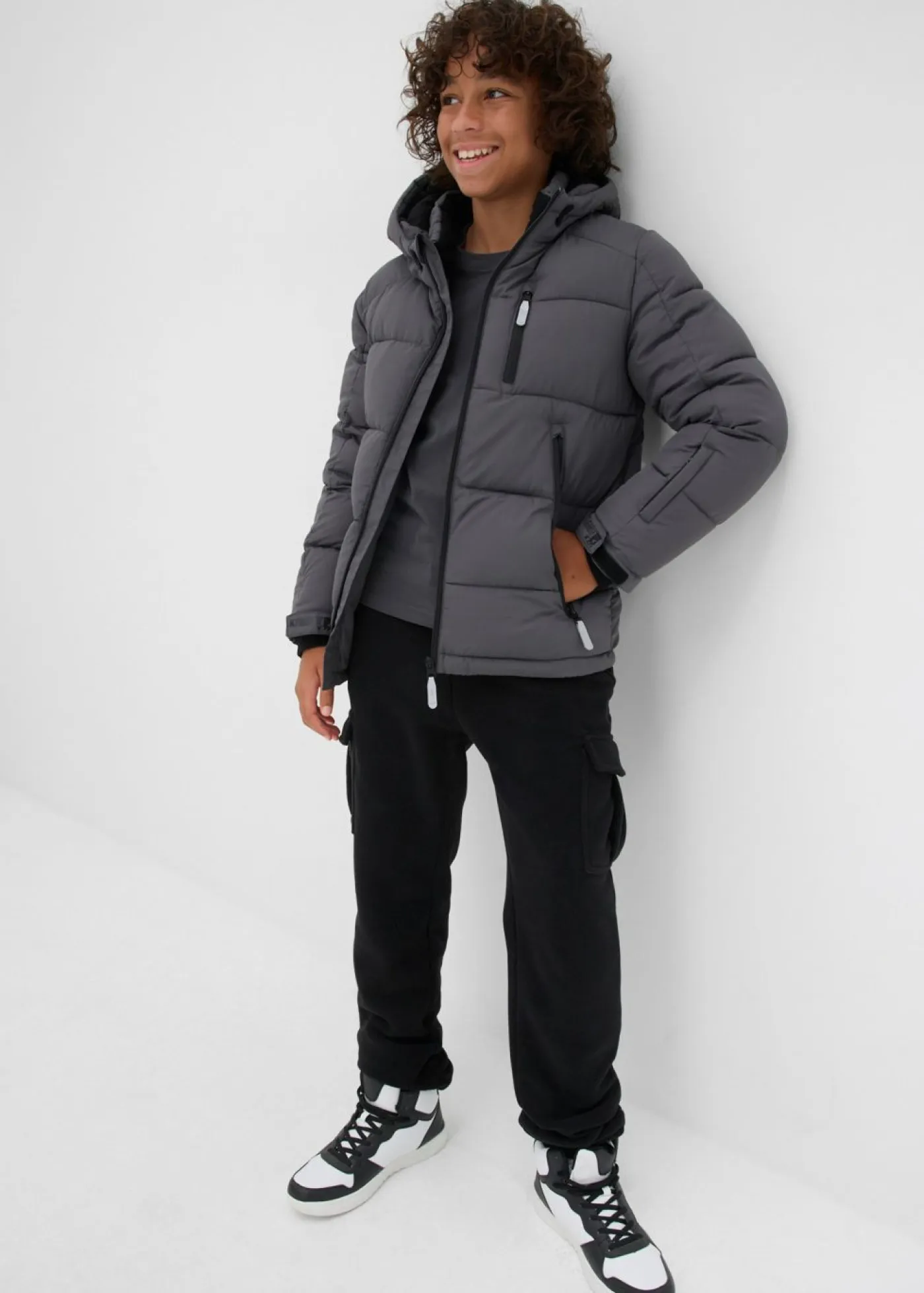 bonprix bonprix Ropa 9 A 16 Años·Chaquetas Y Ropa Outdoor>Chaqueta acolchada de invierno con forro cálido y capucha pizarra