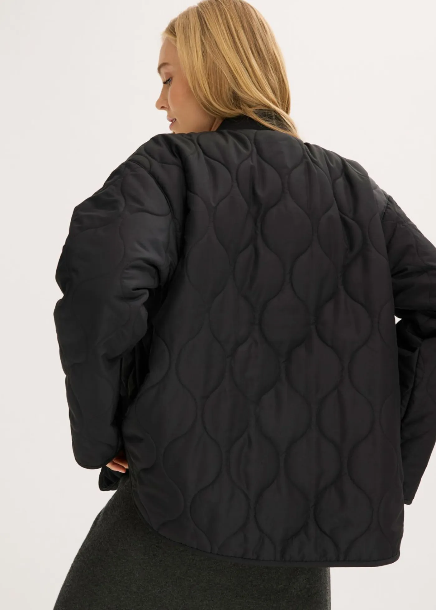 bonprix bonprix Chaquetas Y Abrigos>Chaqueta acolchada ultraligera con corte holgado Negro