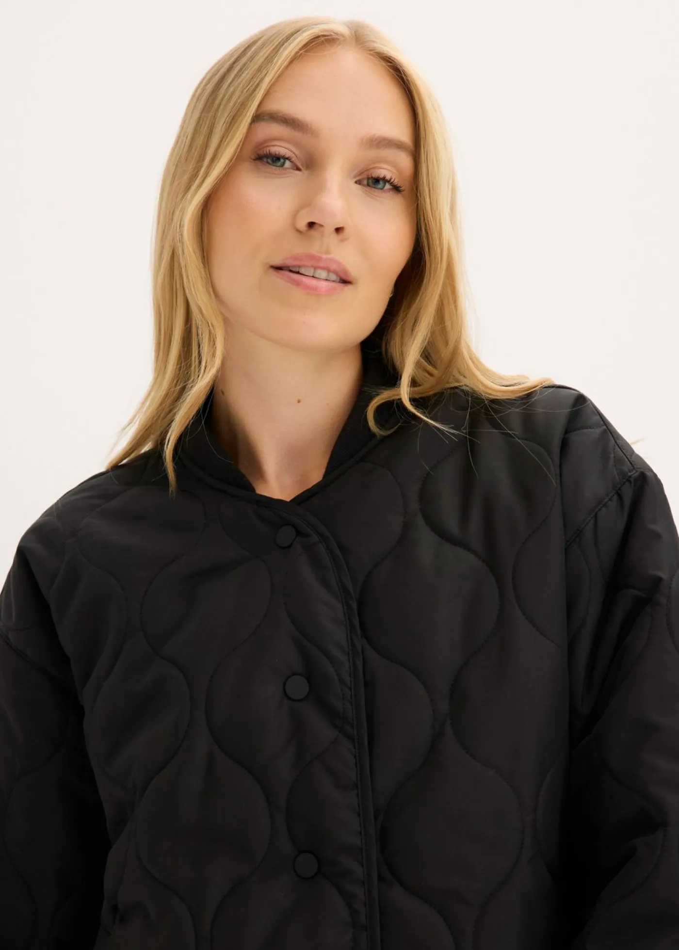 bonprix bonprix Chaquetas Y Abrigos>Chaqueta acolchada ultraligera con corte holgado Negro