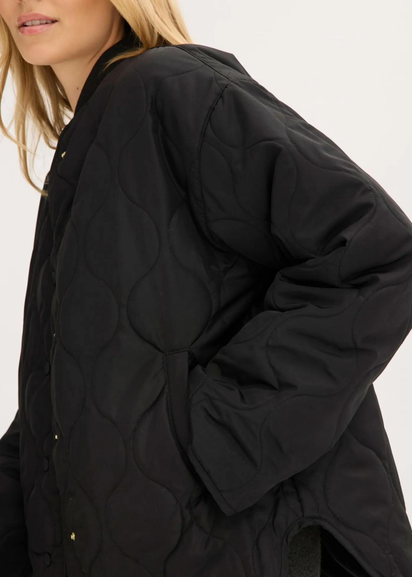 bonprix bonprix Chaquetas Y Abrigos>Chaqueta acolchada ultraligera con corte holgado Negro