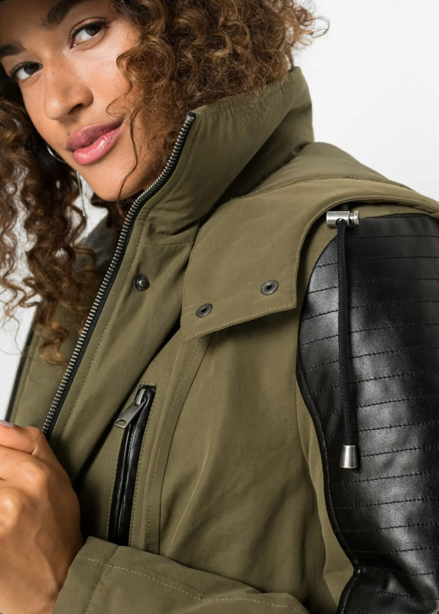 bonprix bonprix Chaquetas Y Abrigos>Chaqueta con insertos de piel sintética Caqui-negro