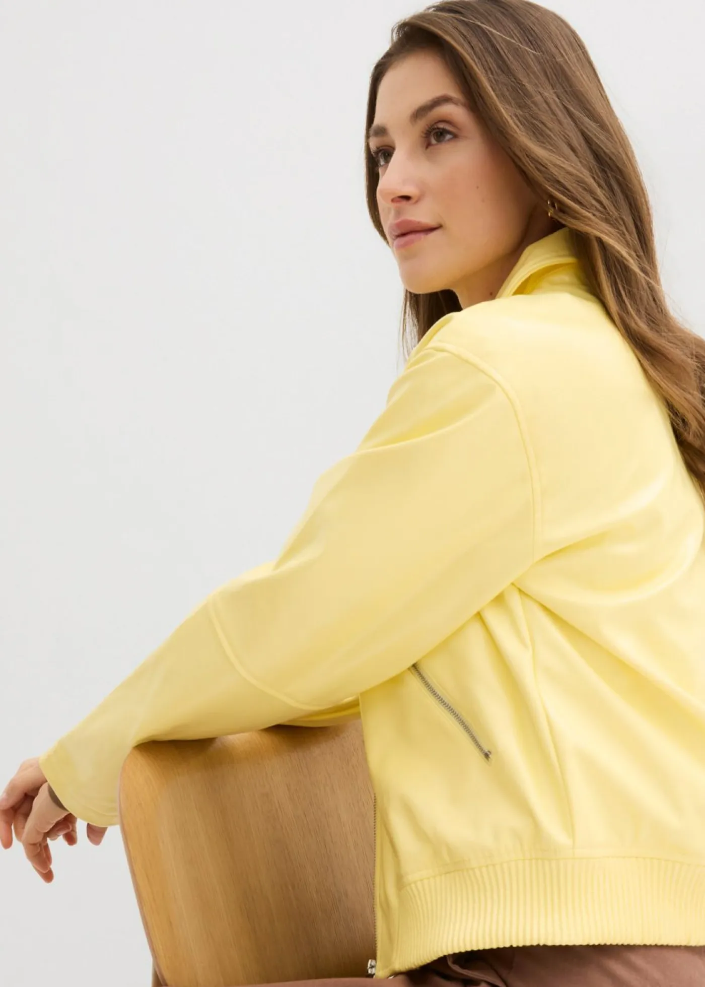 bonprix bonprix Chaquetas Y Abrigos|Novedades>Chaqueta corta de piel sintética Amarillo claro