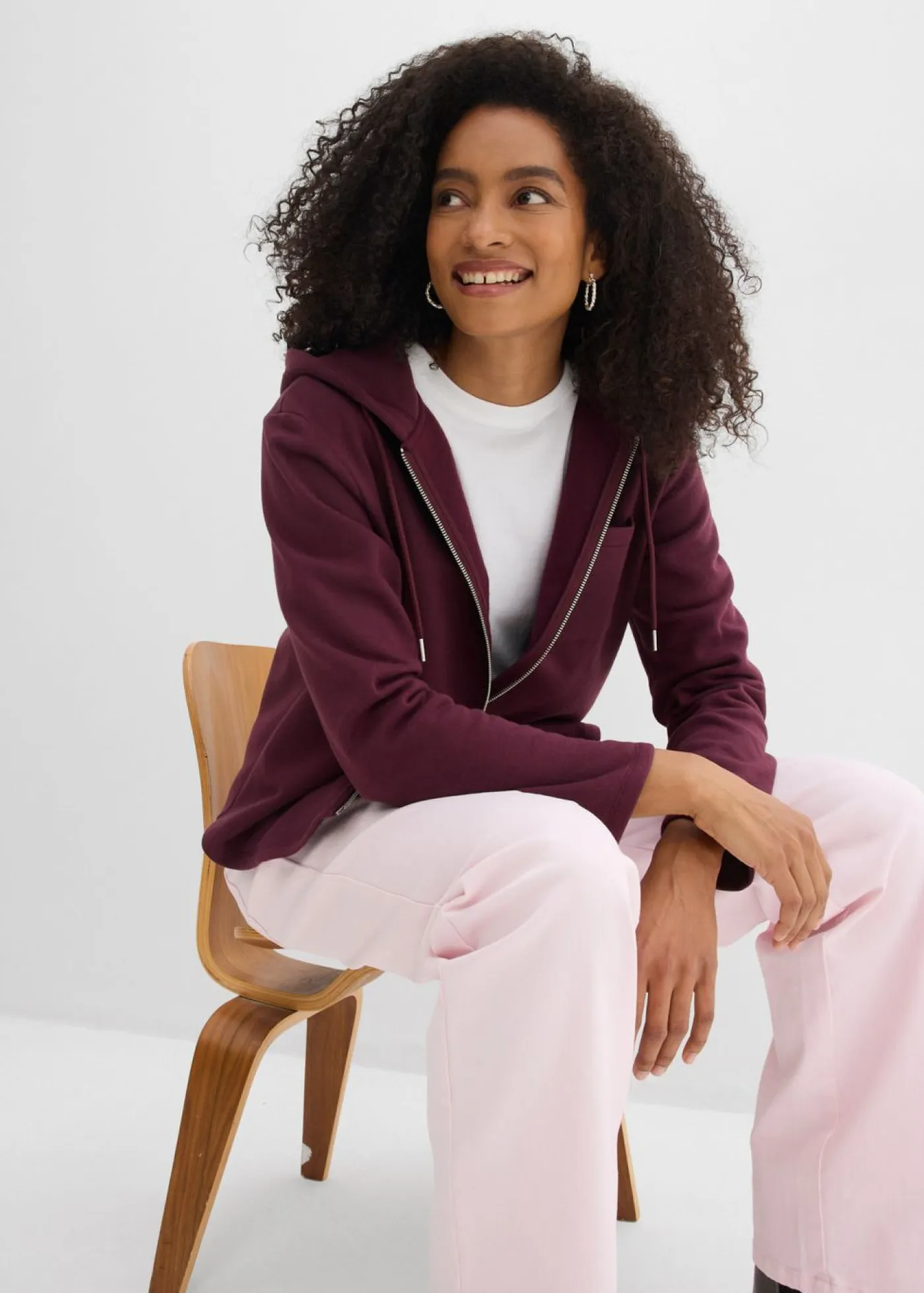 bonprix bonprix Ropa Cómoda>Chaqueta de chándal con capucha y poliéster reciclado rojo burdeos