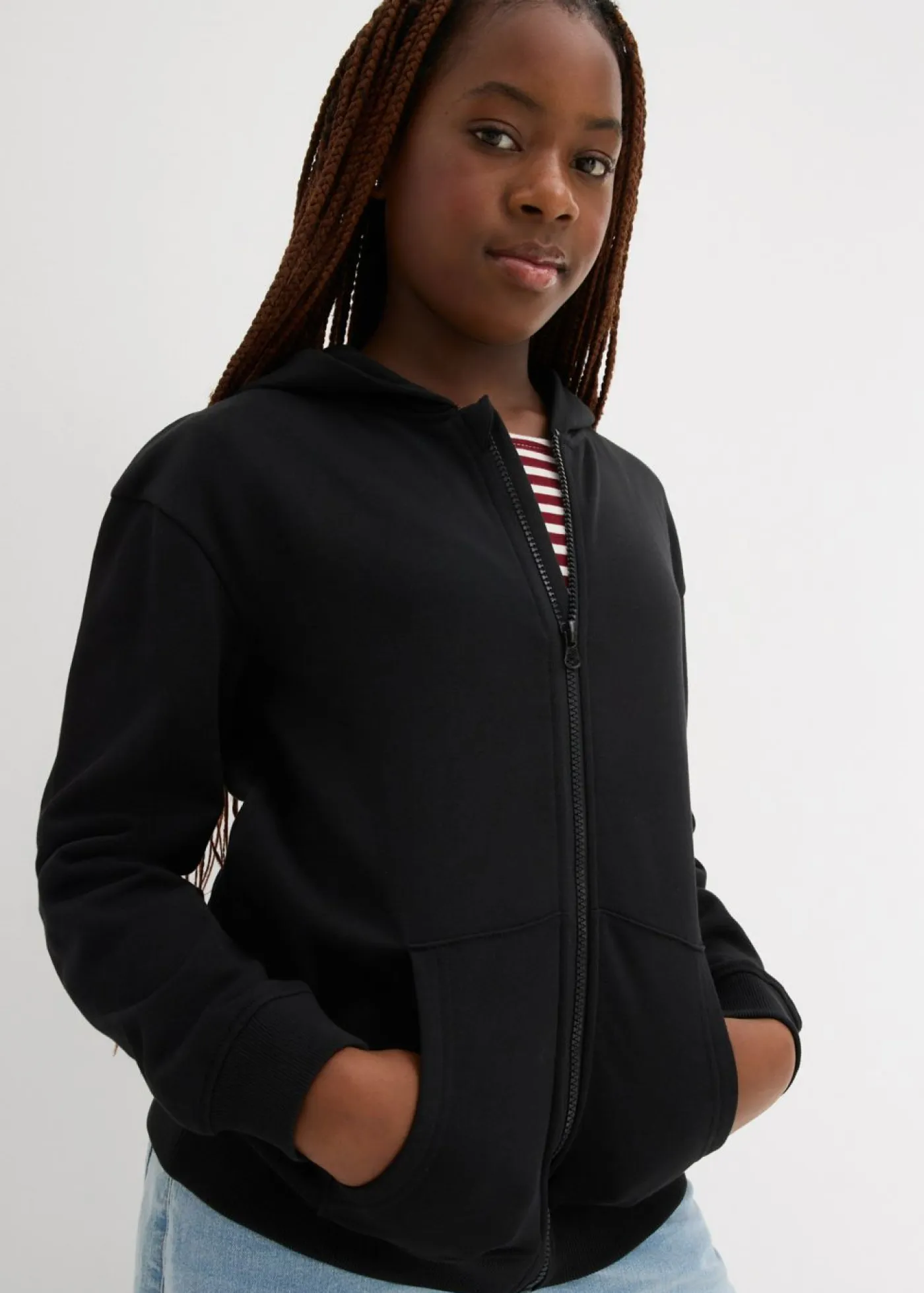 Niños bonprix bonprix Chaqueta de chándal con capucha confeccionada con una suave mezcla de algodón orgánico