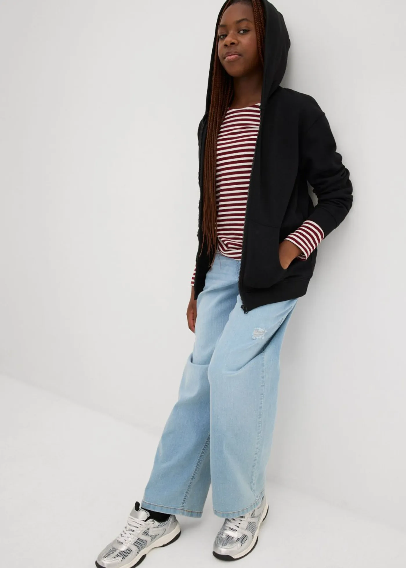 Niños bonprix bonprix Chaqueta de chándal con capucha confeccionada con una suave mezcla de algodón orgánico