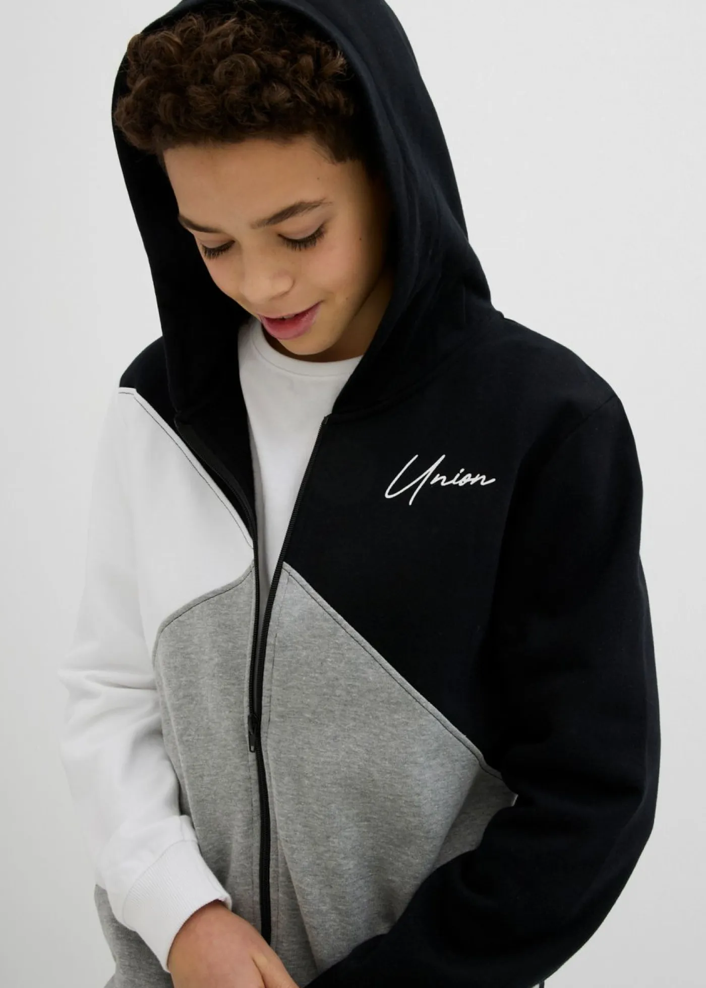 bonprix bonprix Ropa 9 A 16 Años·Sudaderas Y Jerséis>Chaqueta de chándal de algodón orgánico puro con capucha y corte holgado Negro-blanco-gris claro jaspeado