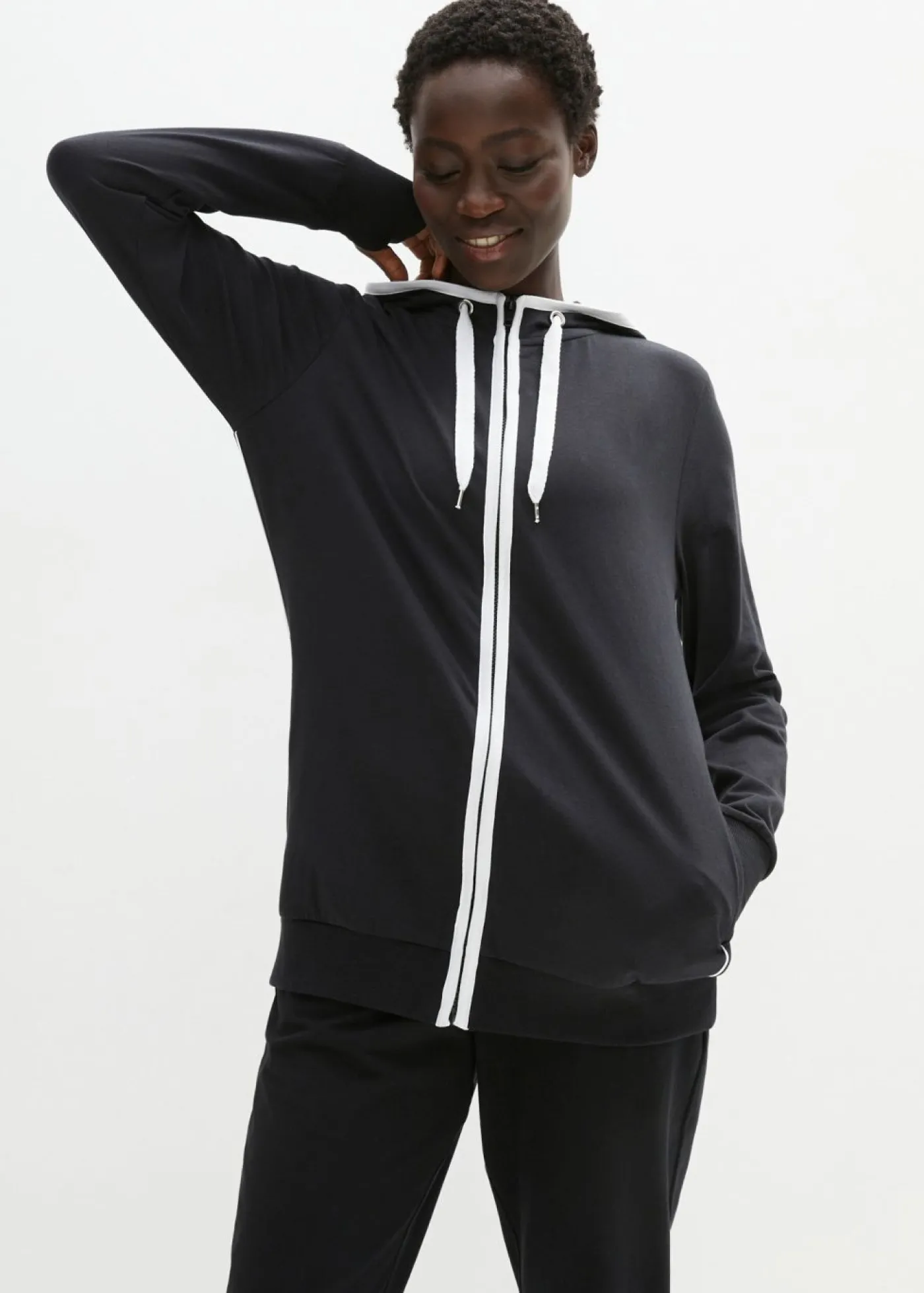 bonprix bonprix Ropa Cómoda>Chaqueta de chándal elástica con algodón Negro