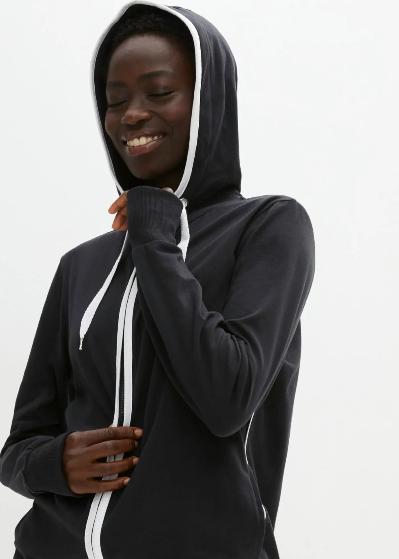 bonprix bonprix Ropa Cómoda>Chaqueta de chándal elástica con algodón Negro