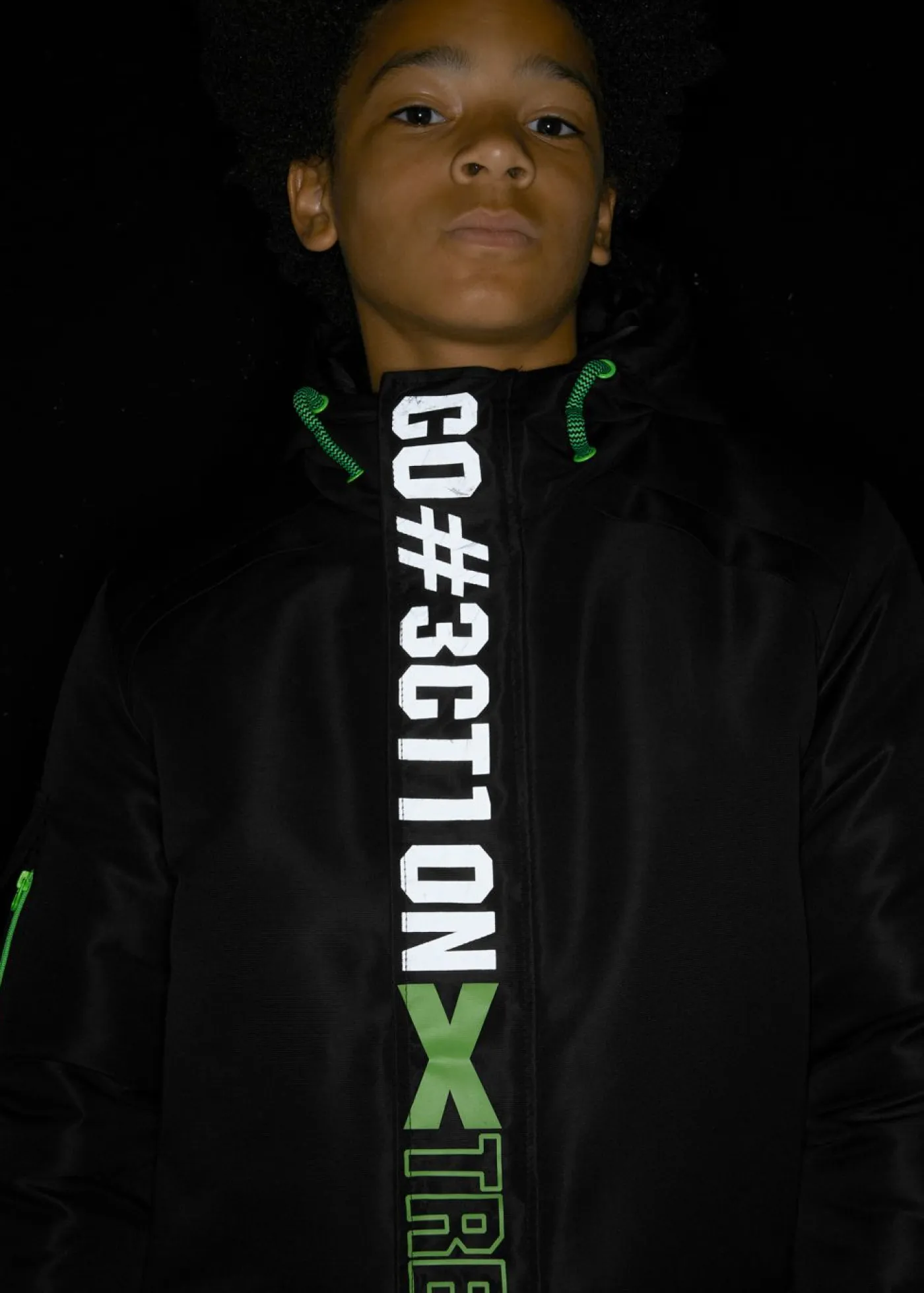 Niños bonprix bonprix Chaqueta de invierno con detalles deportivos y capucha