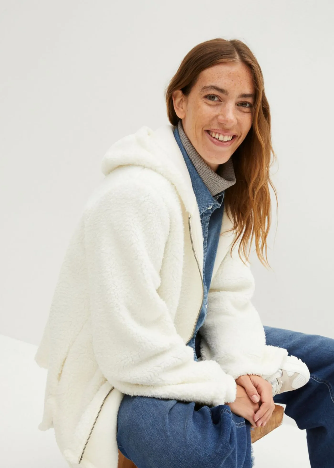 bonprix bonprix Ropa Cómoda|Chaquetas Y Abrigos>Chaqueta de peluche, corte en A, con aberturas laterales Blanco lana